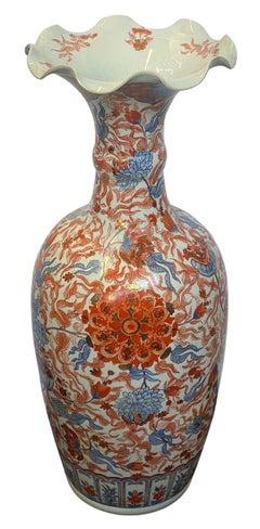 Pareja de grandes jarrones japoneses Imari de porcelana ondulada, c. 1900