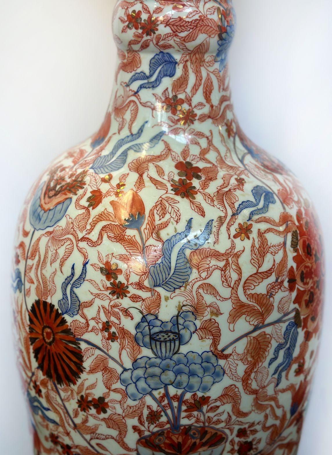Early 20th Century Pair of Large Porcelain Rippled Japanese Imari Vases, c. 1900's For Sale