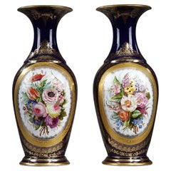 Paire de grands vases en porcelaine sur fond « bleuvalent » 