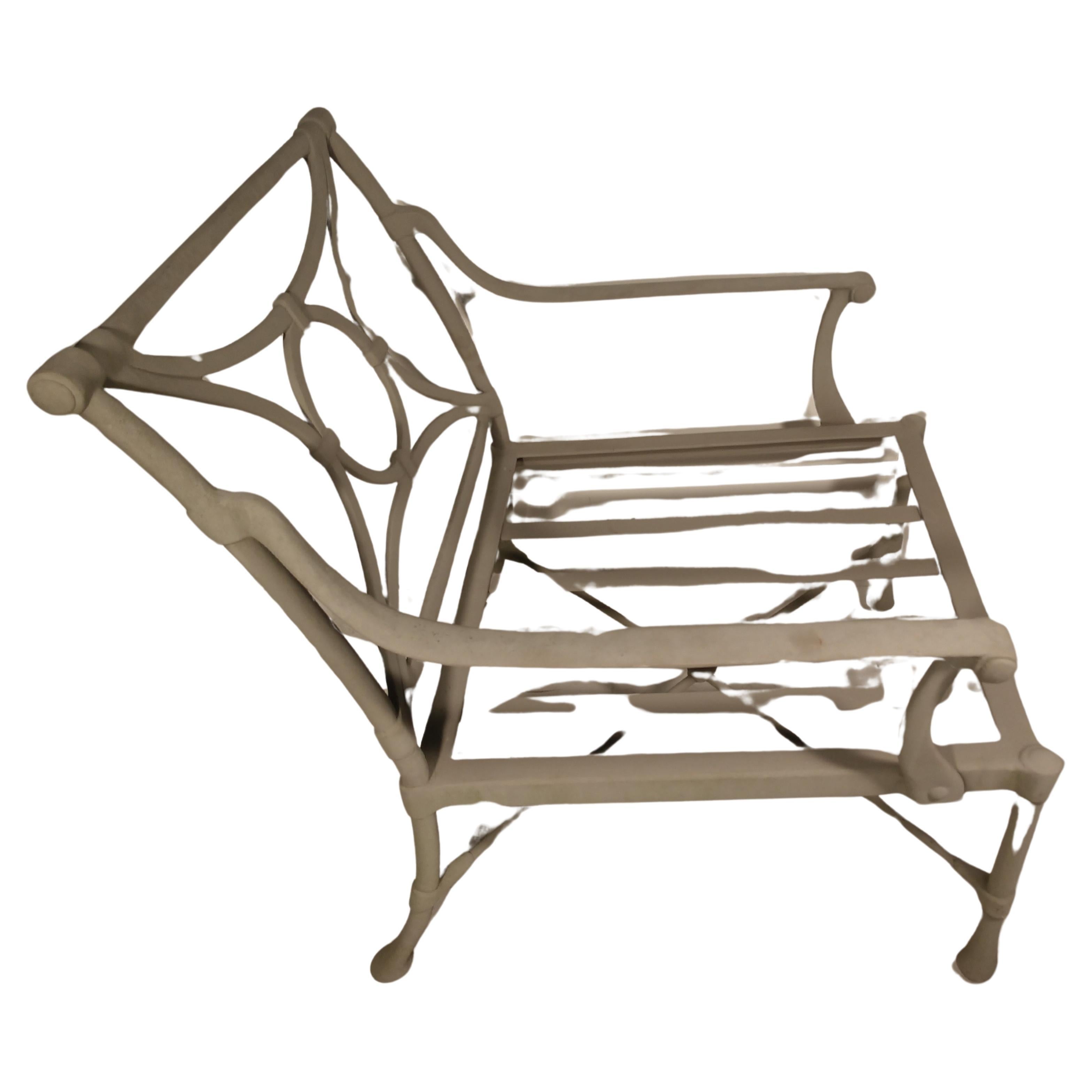 Dal design splendido e ben costruito, queste sedie sono verniciate a polvere in alluminio direttamente dalla fabbrica. L'usura è minima e attualmente non ci sono cuscini. L'altezza della seduta è di 14,75. Un'area salotto molto ampia, vedi i