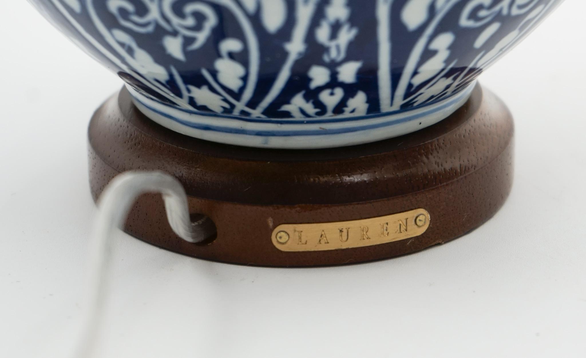 
Antigüedades de Londres




Un sofisticado par de lámparas de sobremesa de cerámica azul y blanca de Lauren Ralph Lauren, con un intrincado motivo floral y una elegante base de madera con detalles de latón. Cada lámpara incluye su etiqueta original