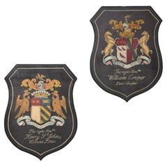 Paar große, restaurierte Wappenschilde