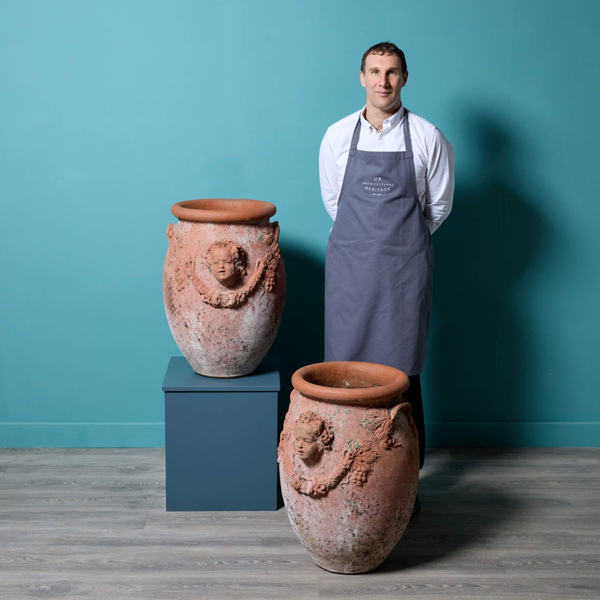 Deux grandes urnes en terre cuite récupérées dans une maison de campagne près de Cirencester, au Royaume-Uni. Dans le style italien classique, ces urnes en terre cuite coulée en épaisseur présentent une altération caractéristique, créant une