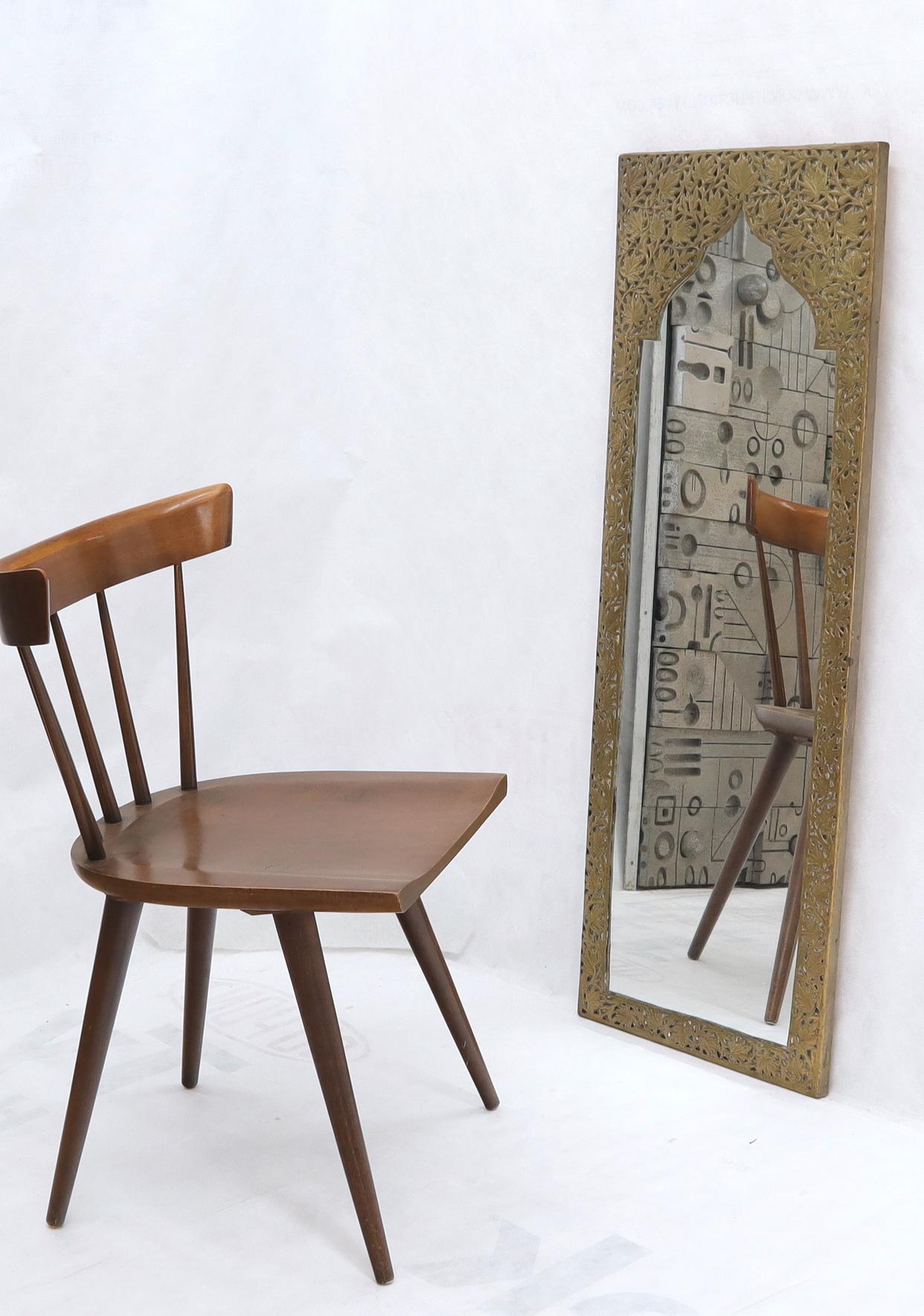 Paire de miroirs vintage à cadre en laiton forgé et à motif moyen-oriental, datant de l'époque moderne du milieu du siècle dernier. Intéressant travail du laiton avec l'enroulement autour de l'angle du cadre.