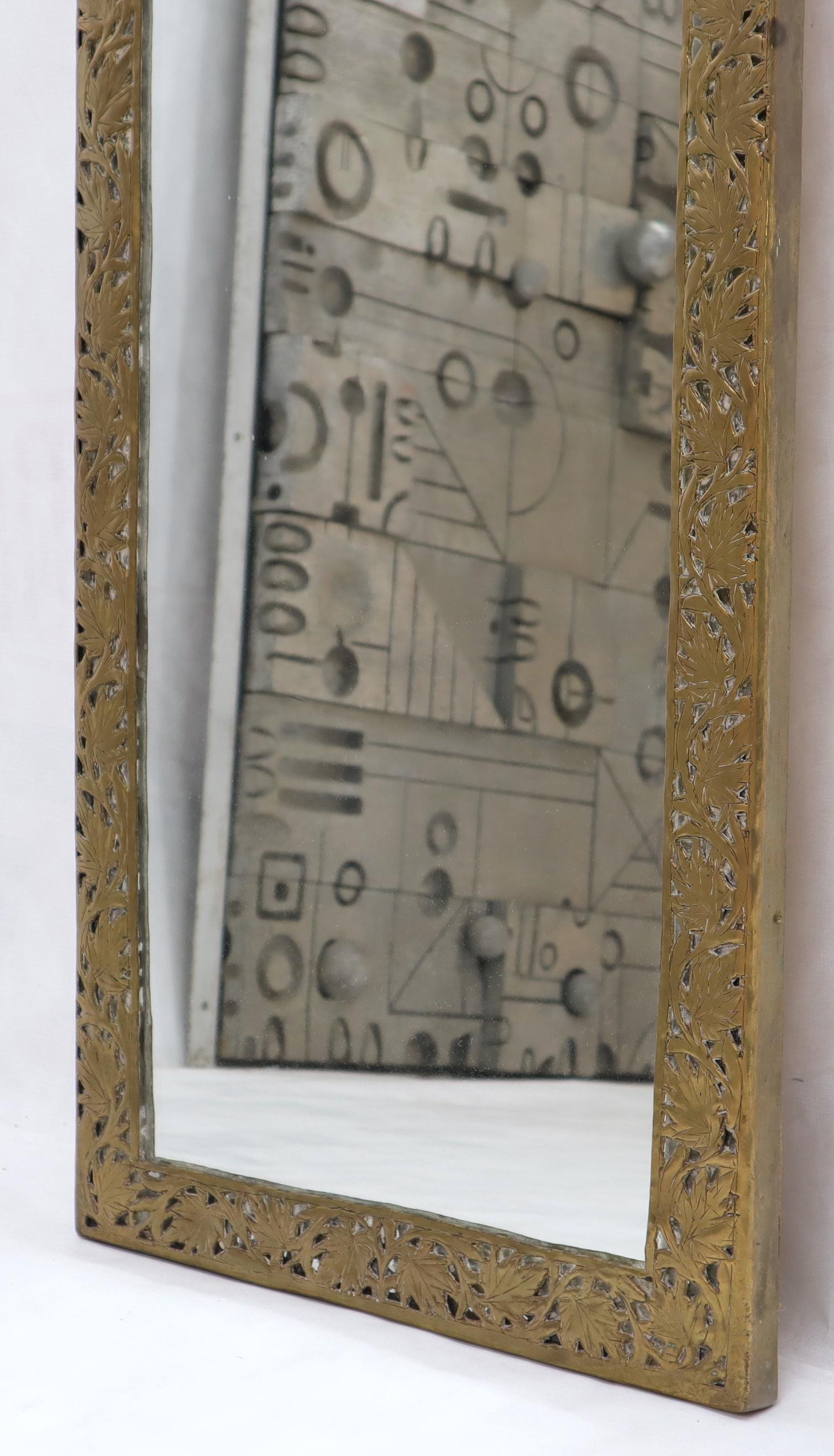 20ième siècle Paire de grands miroirs de forme rectangulaire avec cadres en laiton menthe percés