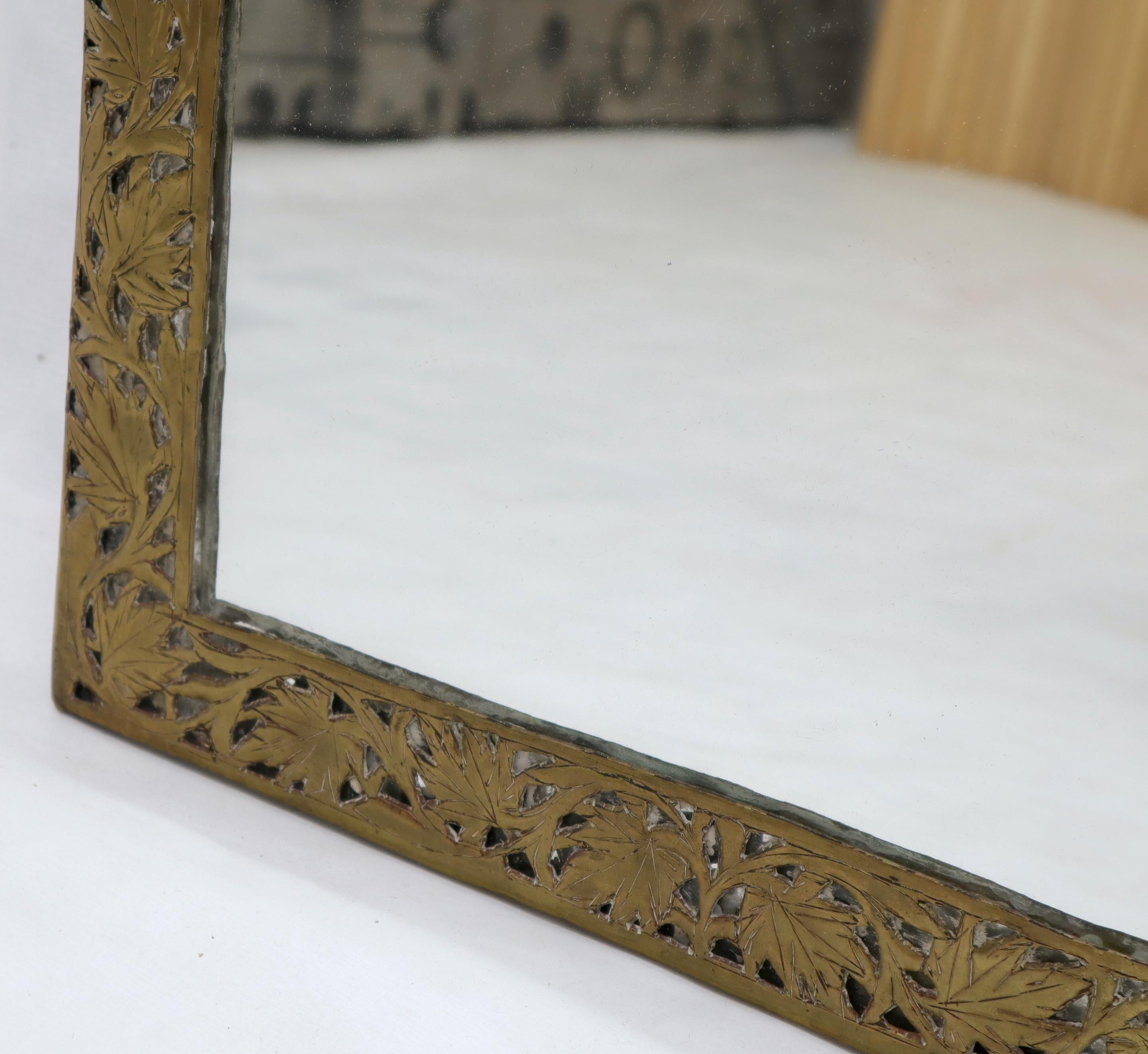 Laiton Paire de grands miroirs de forme rectangulaire avec cadres en laiton menthe percés