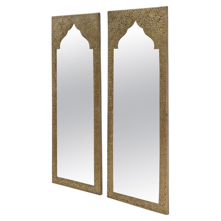 Paire de grands miroirs de forme rectangulaire avec cadres en laiton menthe  percés En vente sur 1stDibs