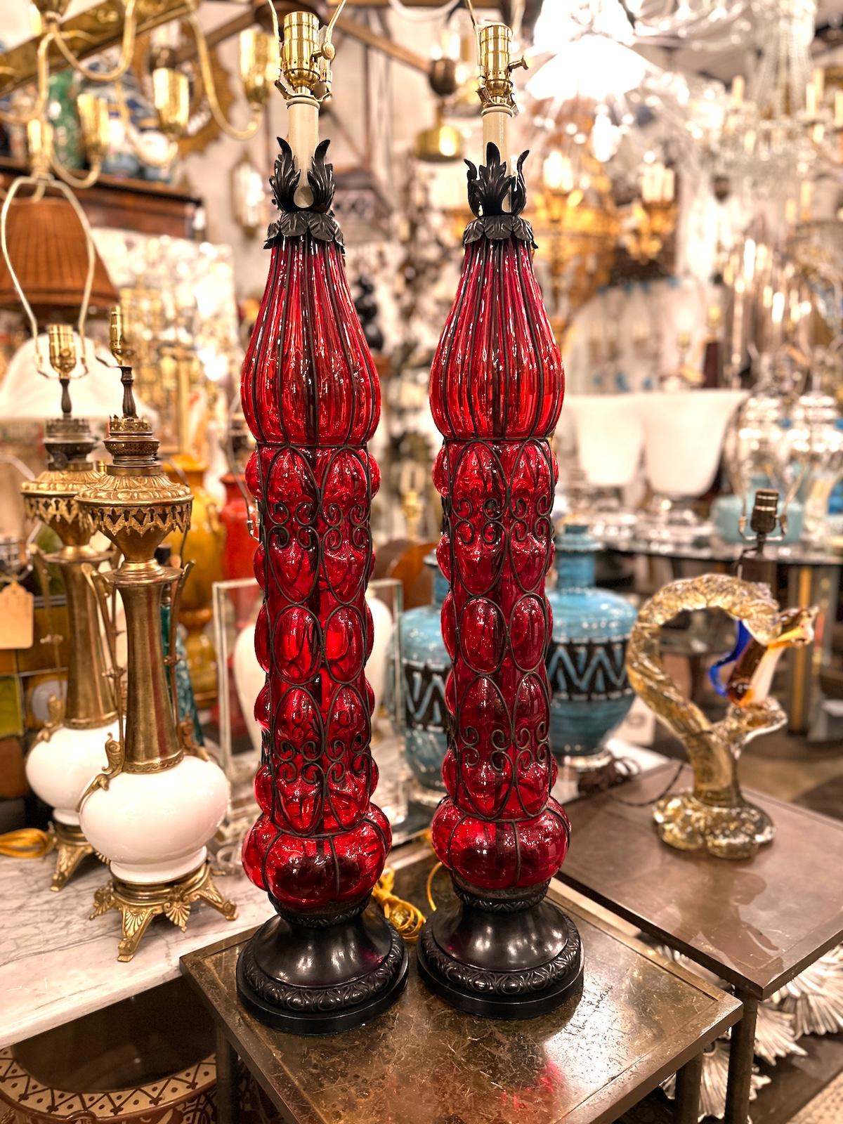 Milieu du XXe siècle Paire de grandes lampes en verre rouge en vente