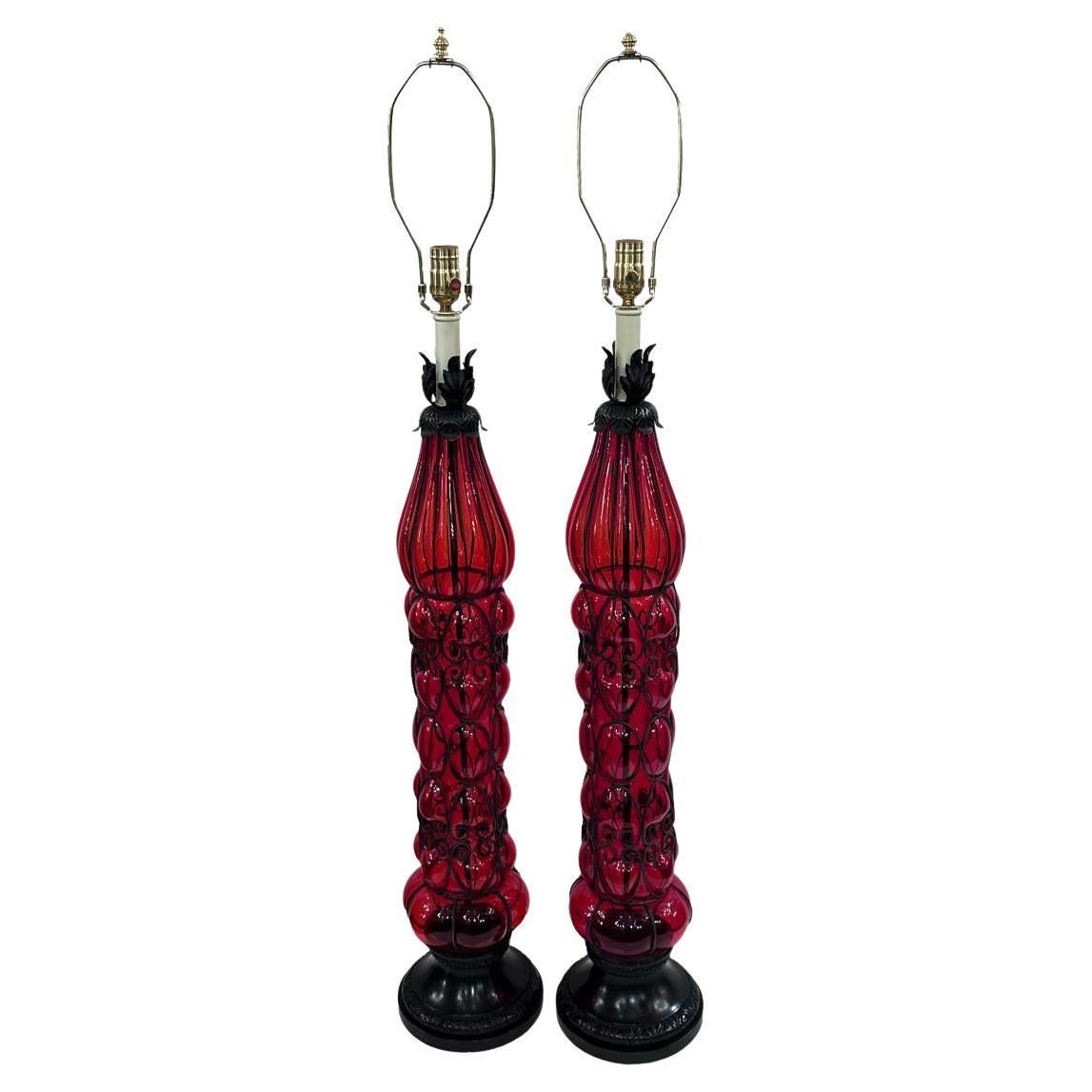 Paire de grandes lampes en verre rouge
