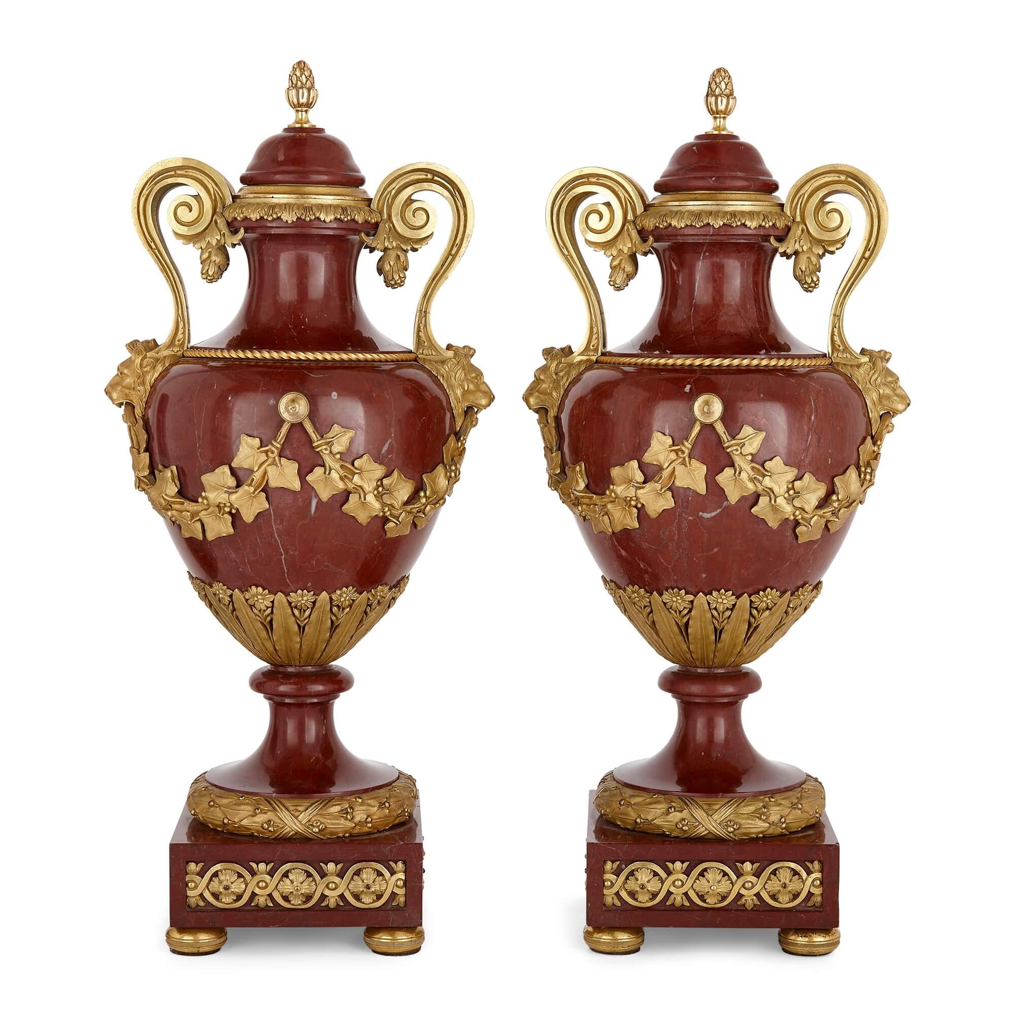Paar französische Vasen aus Marmor und vergoldeter Bronze von Henry Dasson
Französisch, 1890
Höhe 44cm, Breite 21cm, Tiefe 18cm

1890 schuf der bekannte französische Kunsthandwerker Henry Dasson (1825-1896) dieses Vasenpaar, das sowohl Grandeur als