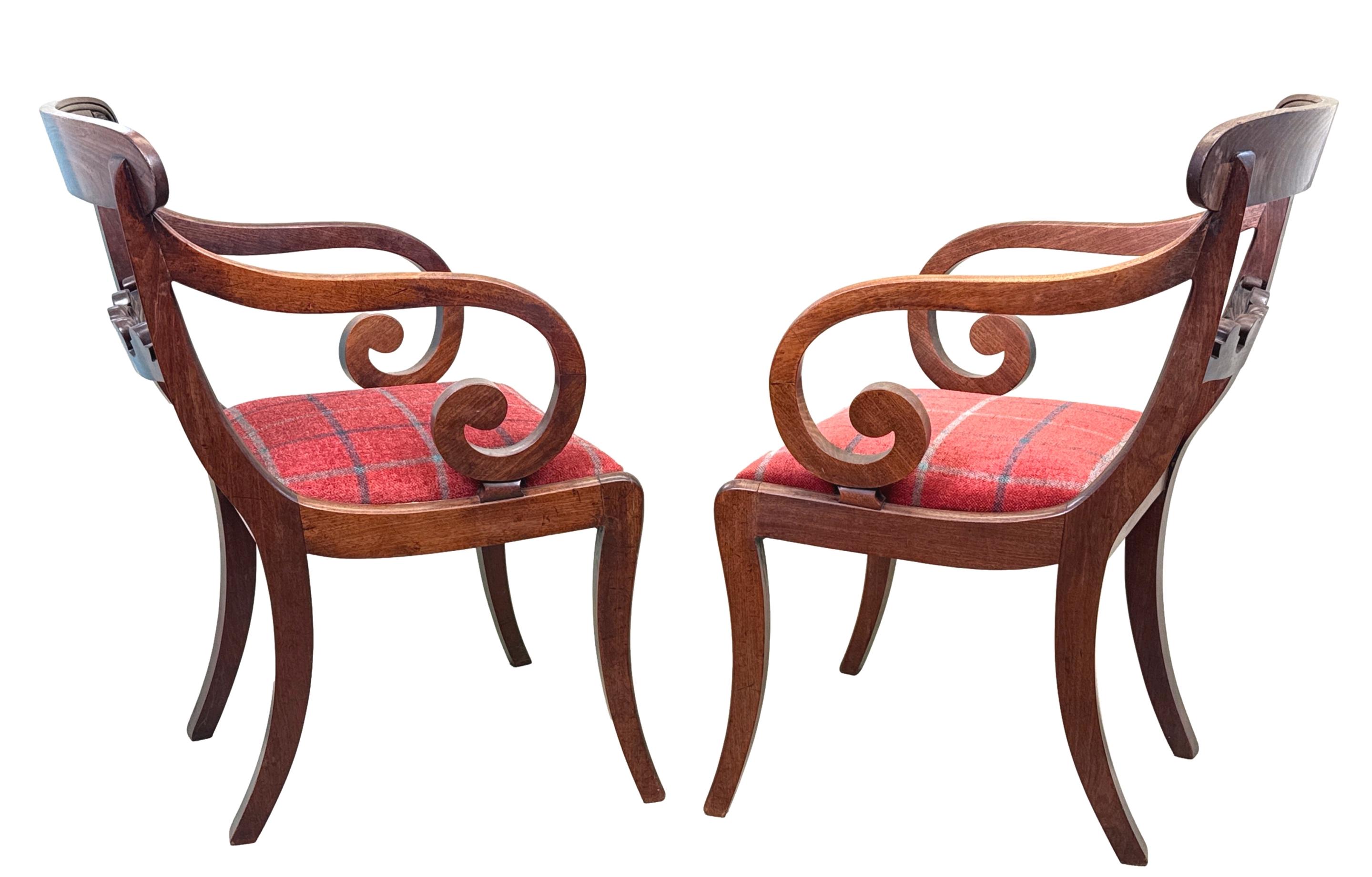Paire de grands fauteuils Carver en acajou de style Régence en vente 4