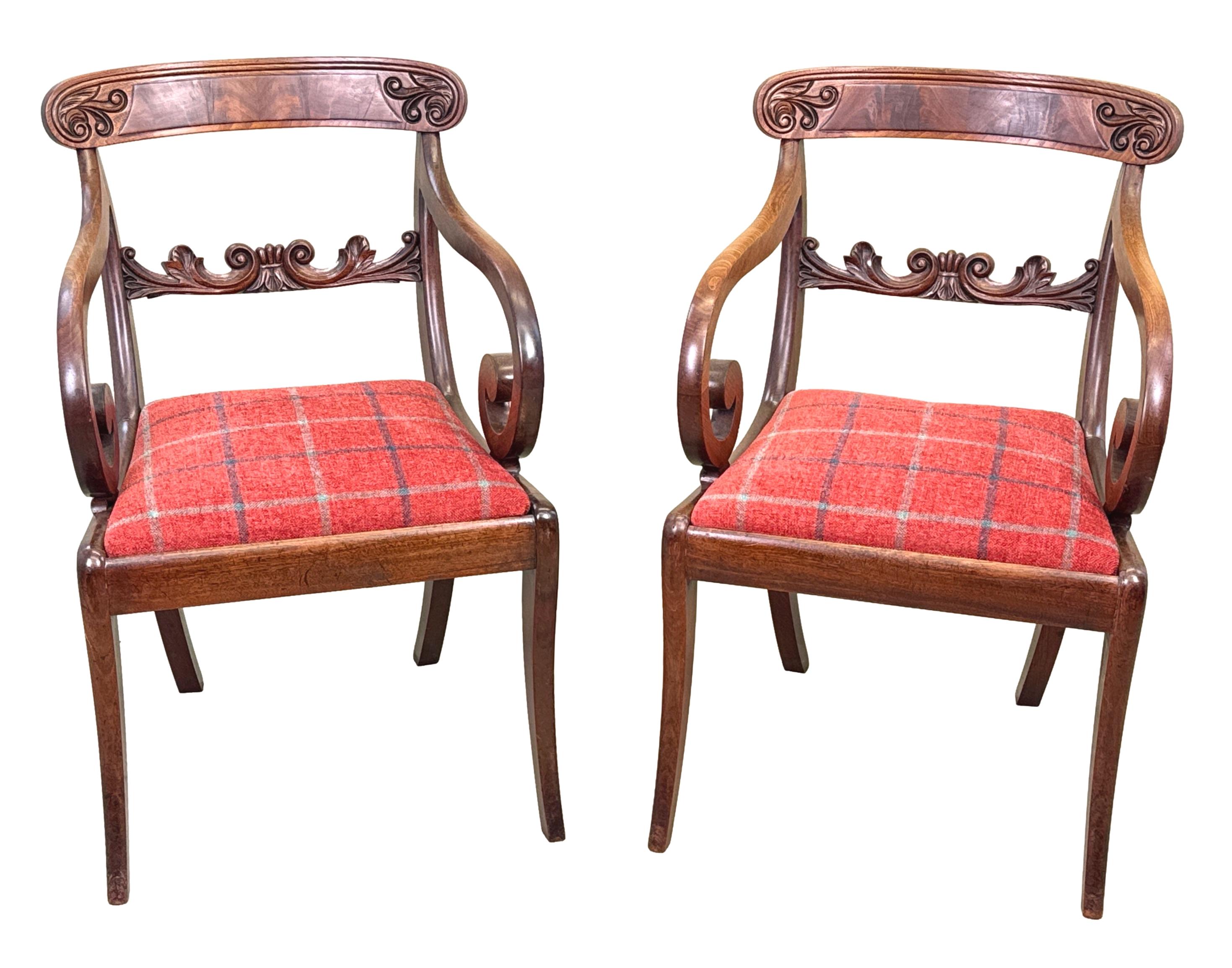 Paire de grands fauteuils Carver en acajou de style Régence en vente 5
