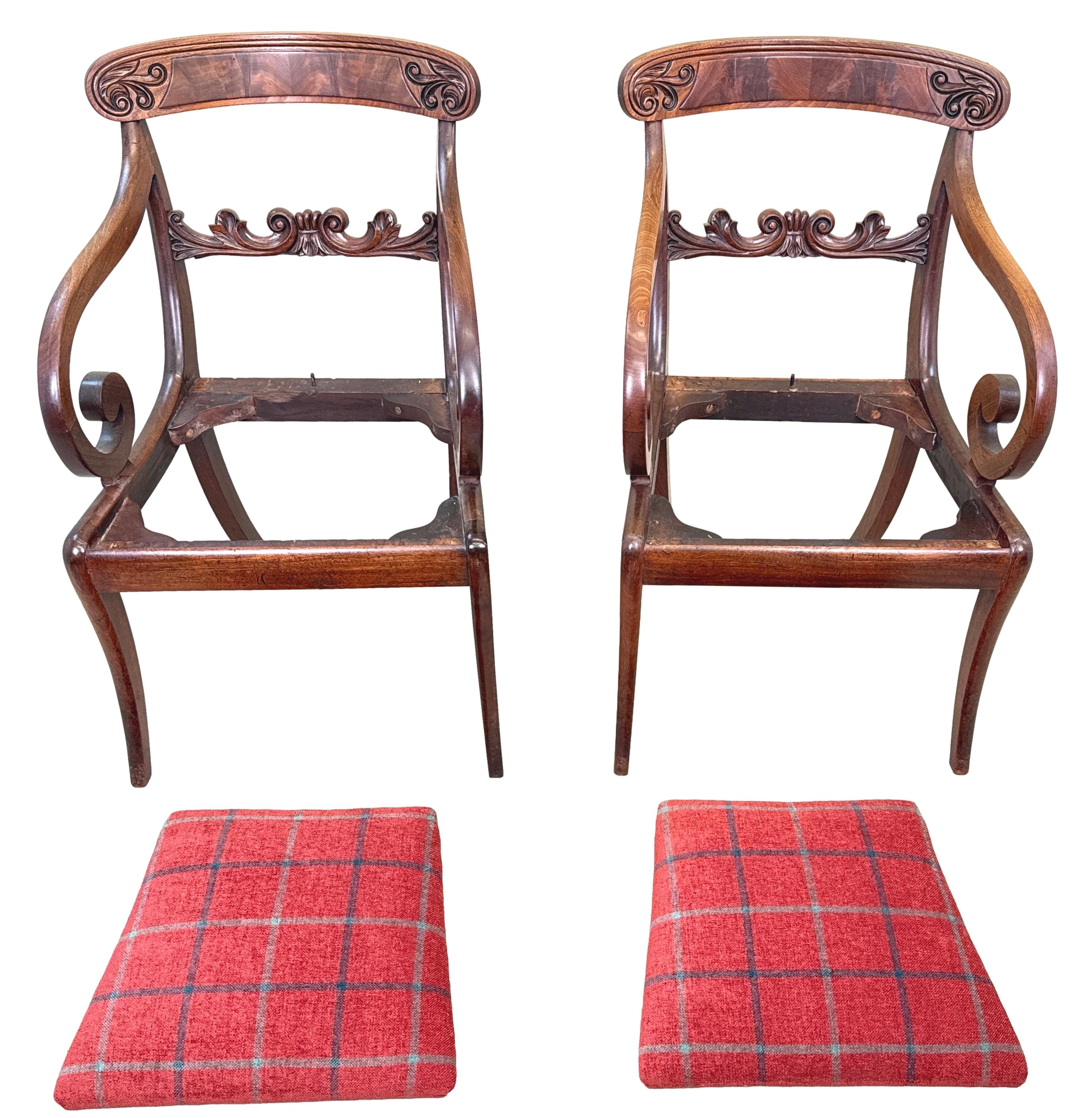 Paire de grands fauteuils Carver en acajou de style Régence en vente 6