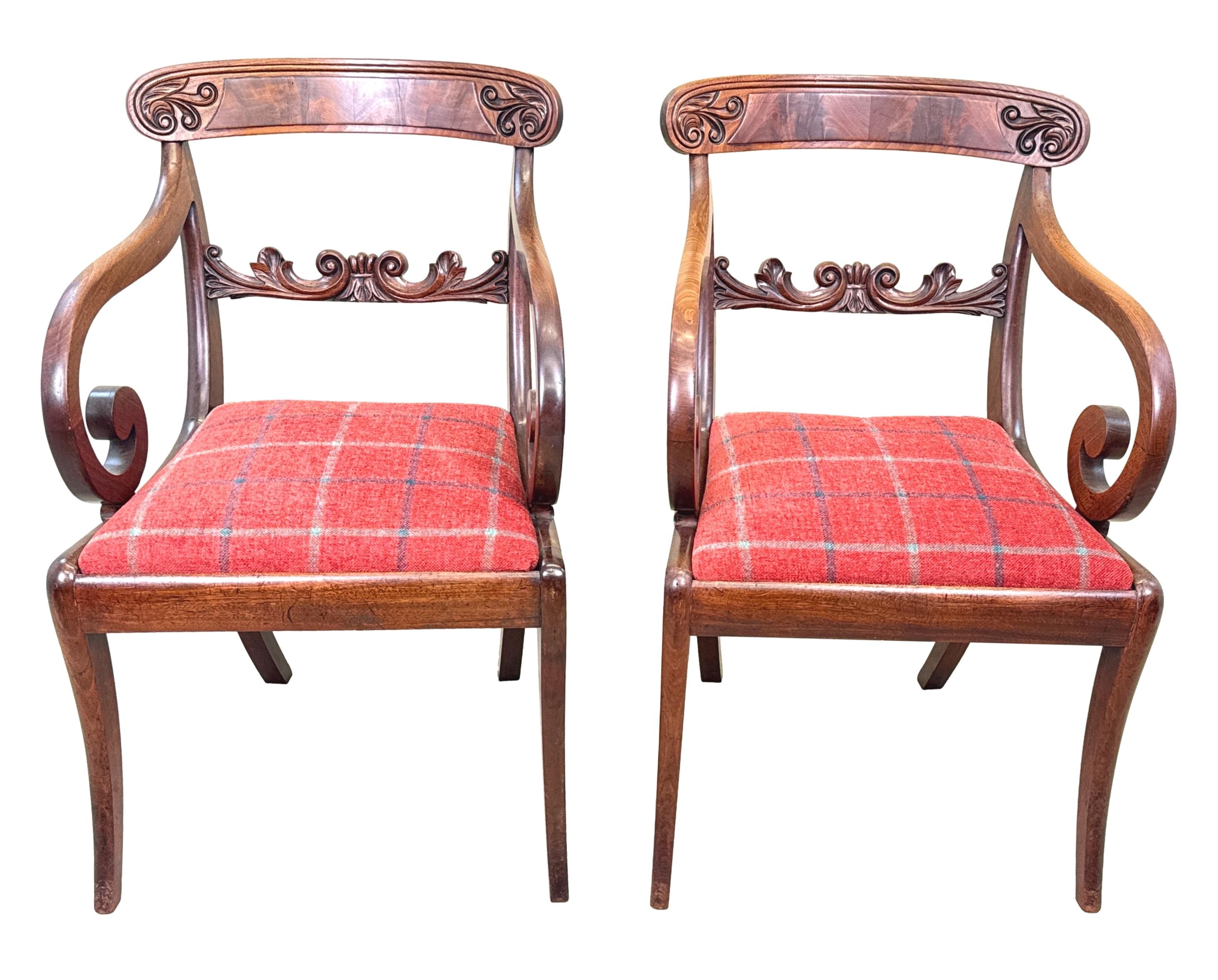 Paire de grands fauteuils Carver en acajou de style Régence en vente 8