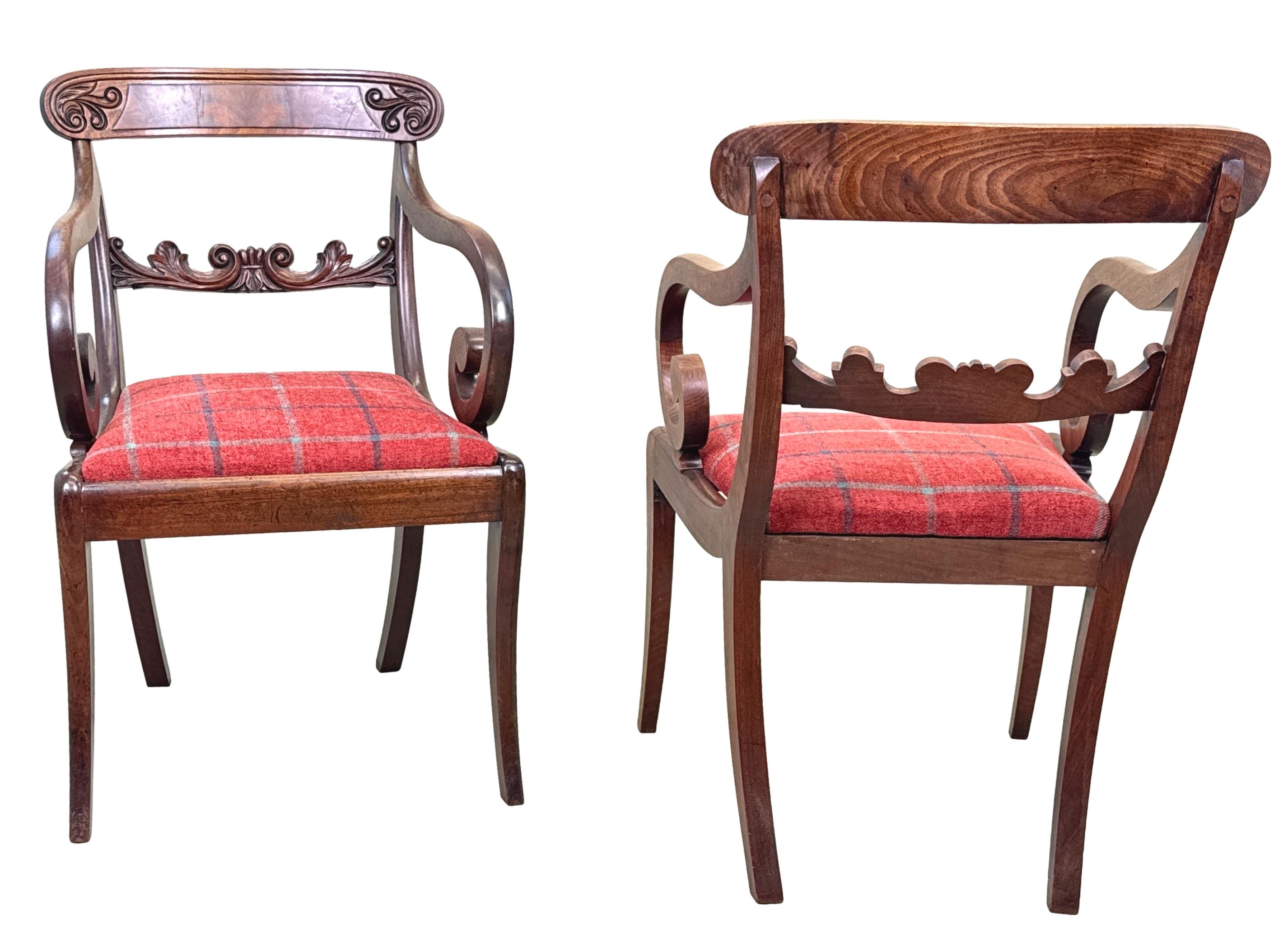 Paire exceptionnelle de fauteuils en acajou de style Régence du début du 19e siècle, de bonne taille, avec des rails supérieurs bien dessinés et un décor sculpté exceptionnel. Les accoudoirs à volutes descendantes surmontent des sièges rembourrés,