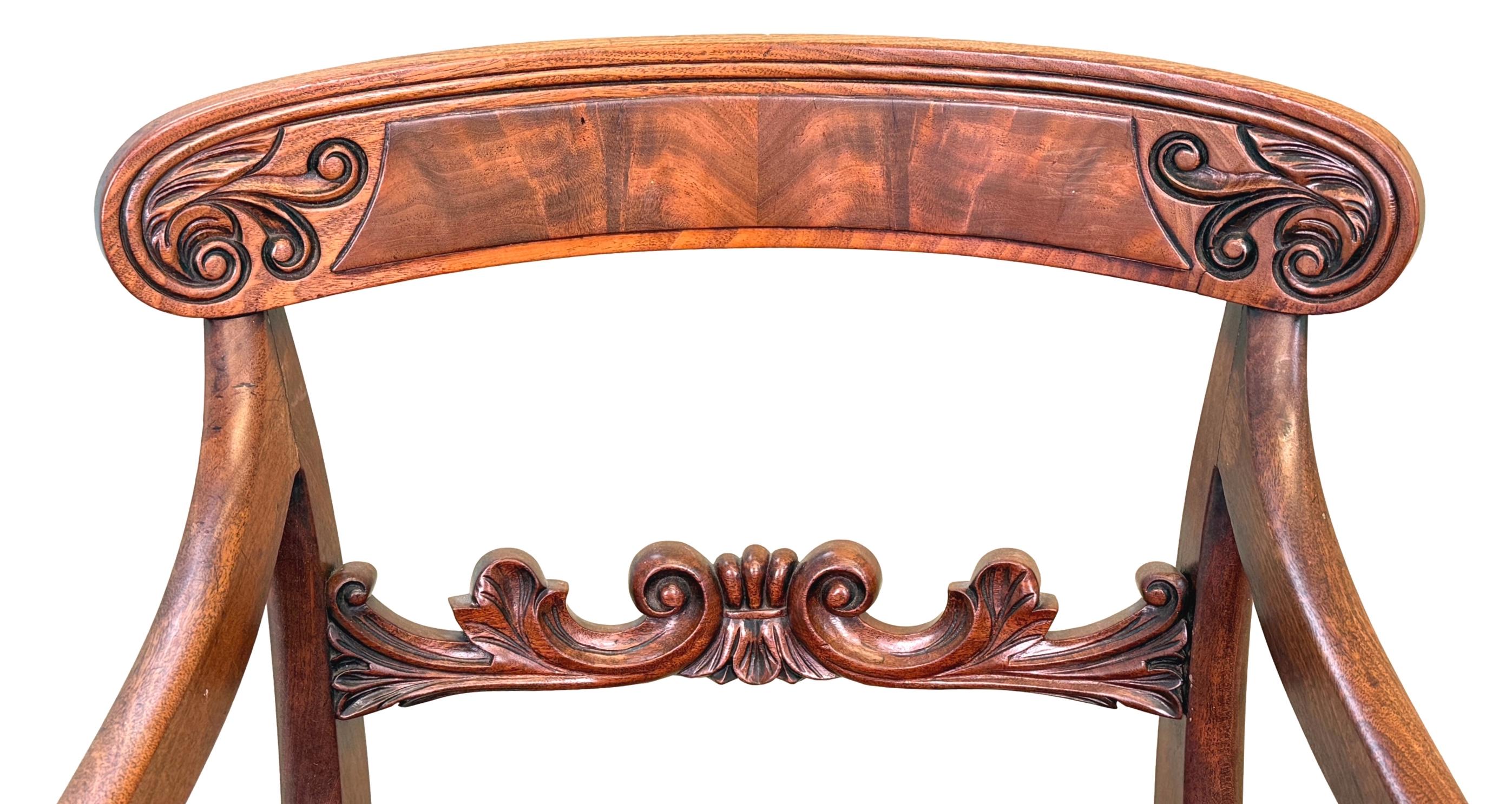 Regency Paire de grands fauteuils Carver en acajou de style Régence en vente