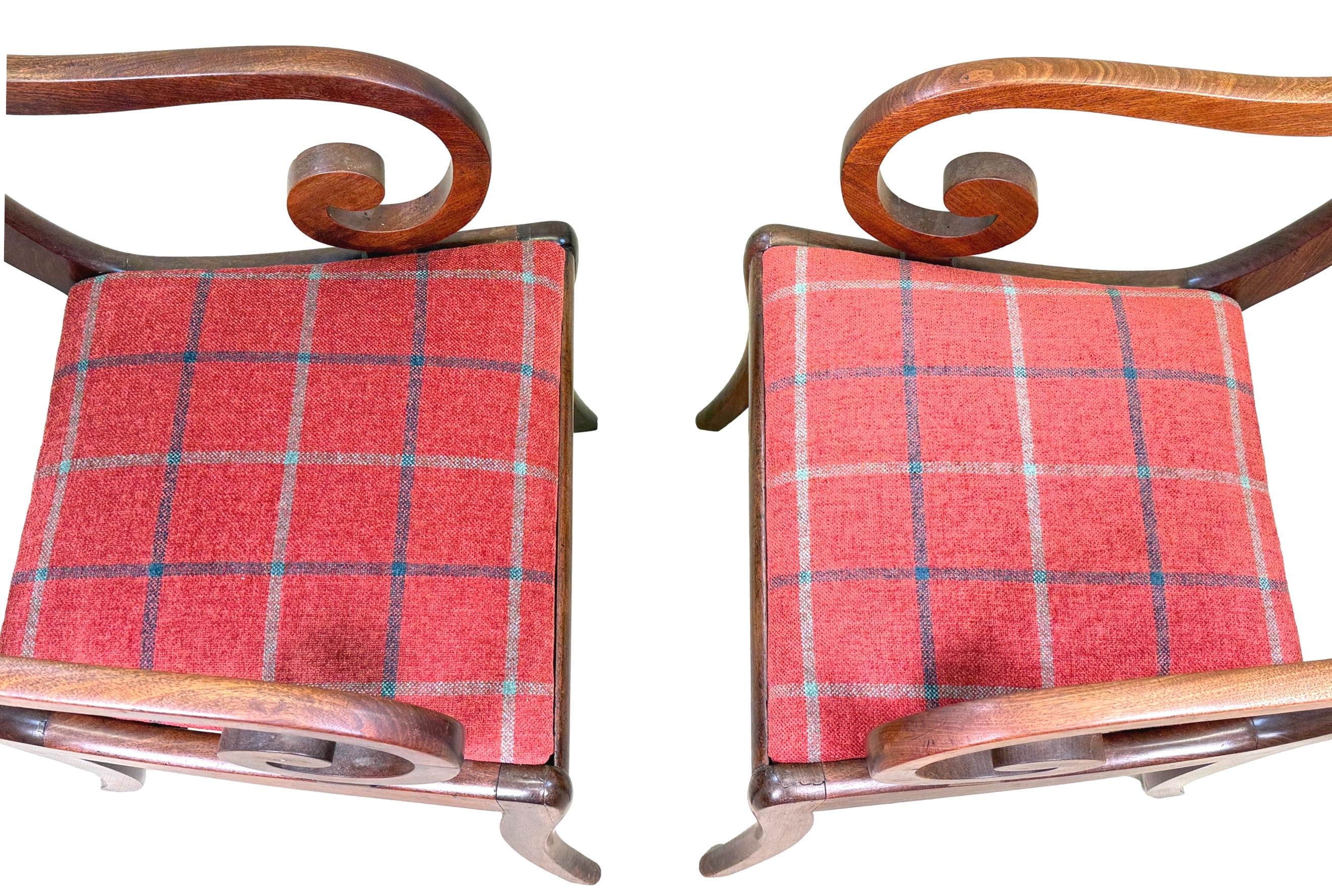 Anglais Paire de grands fauteuils Carver en acajou de style Régence en vente