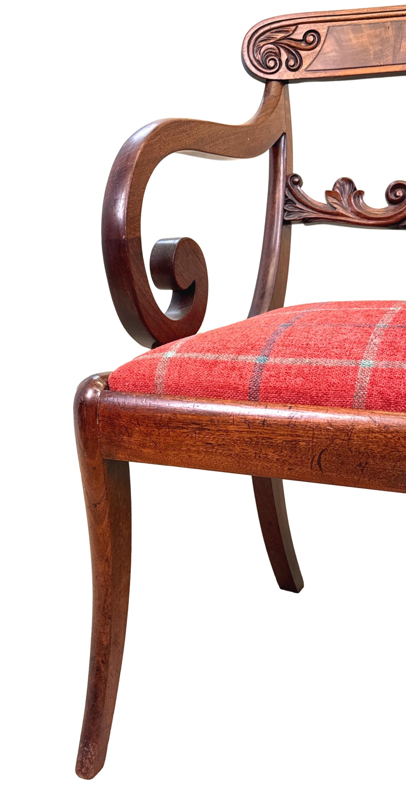 Paire de grands fauteuils Carver en acajou de style Régence Bon état - En vente à Bedfordshire, GB