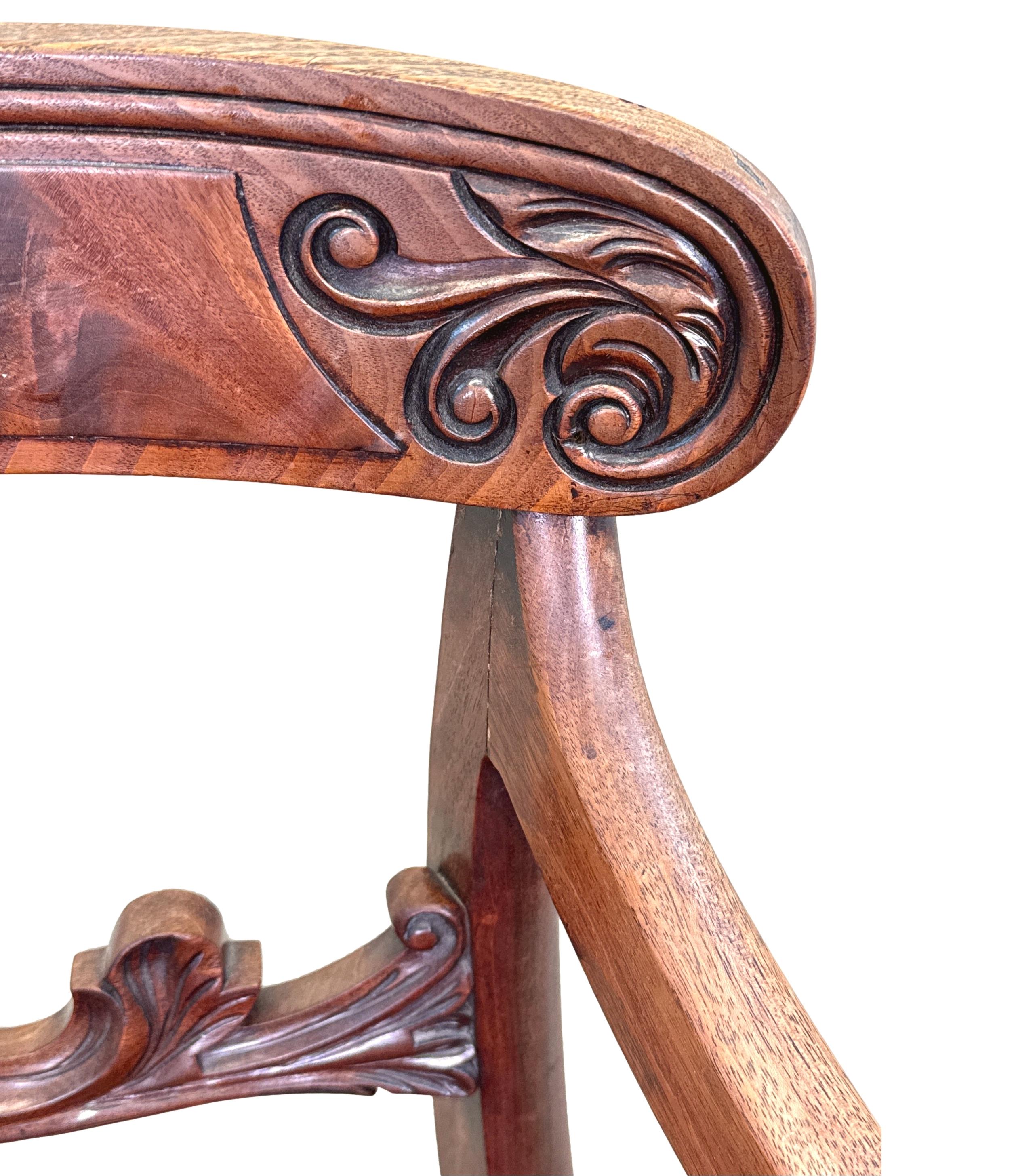 Acajou Paire de grands fauteuils Carver en acajou de style Régence en vente
