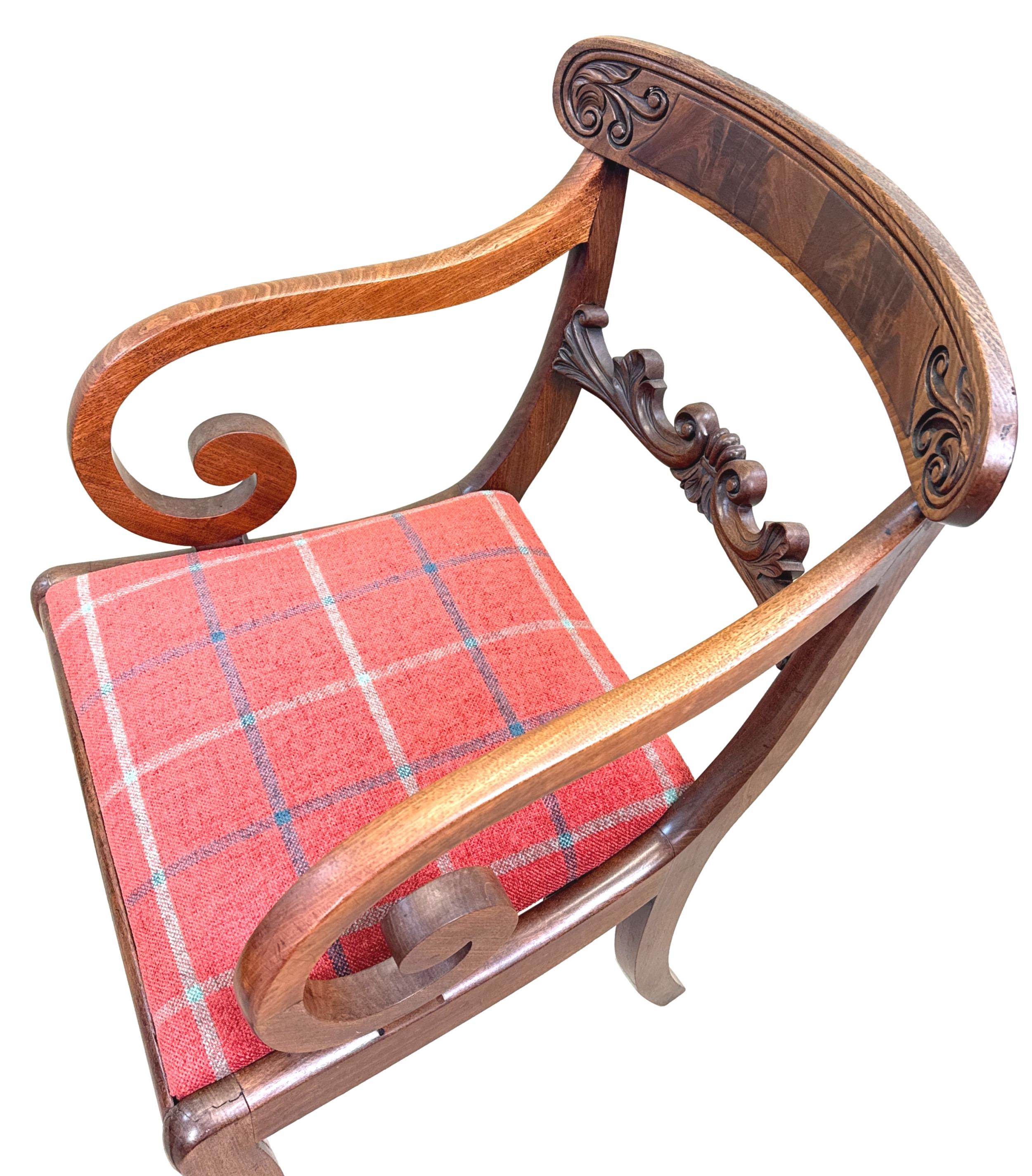 Paire de grands fauteuils Carver en acajou de style Régence en vente 1