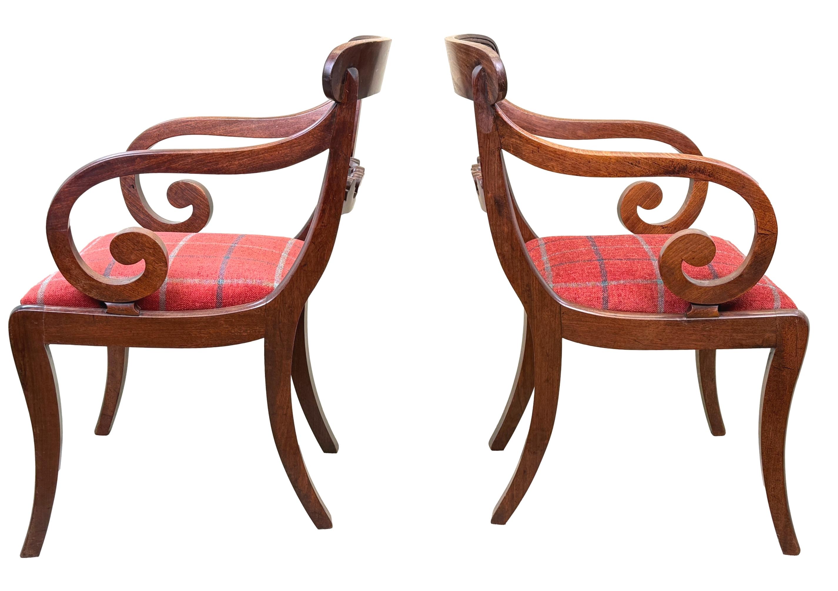 Paire de grands fauteuils Carver en acajou de style Régence en vente 2