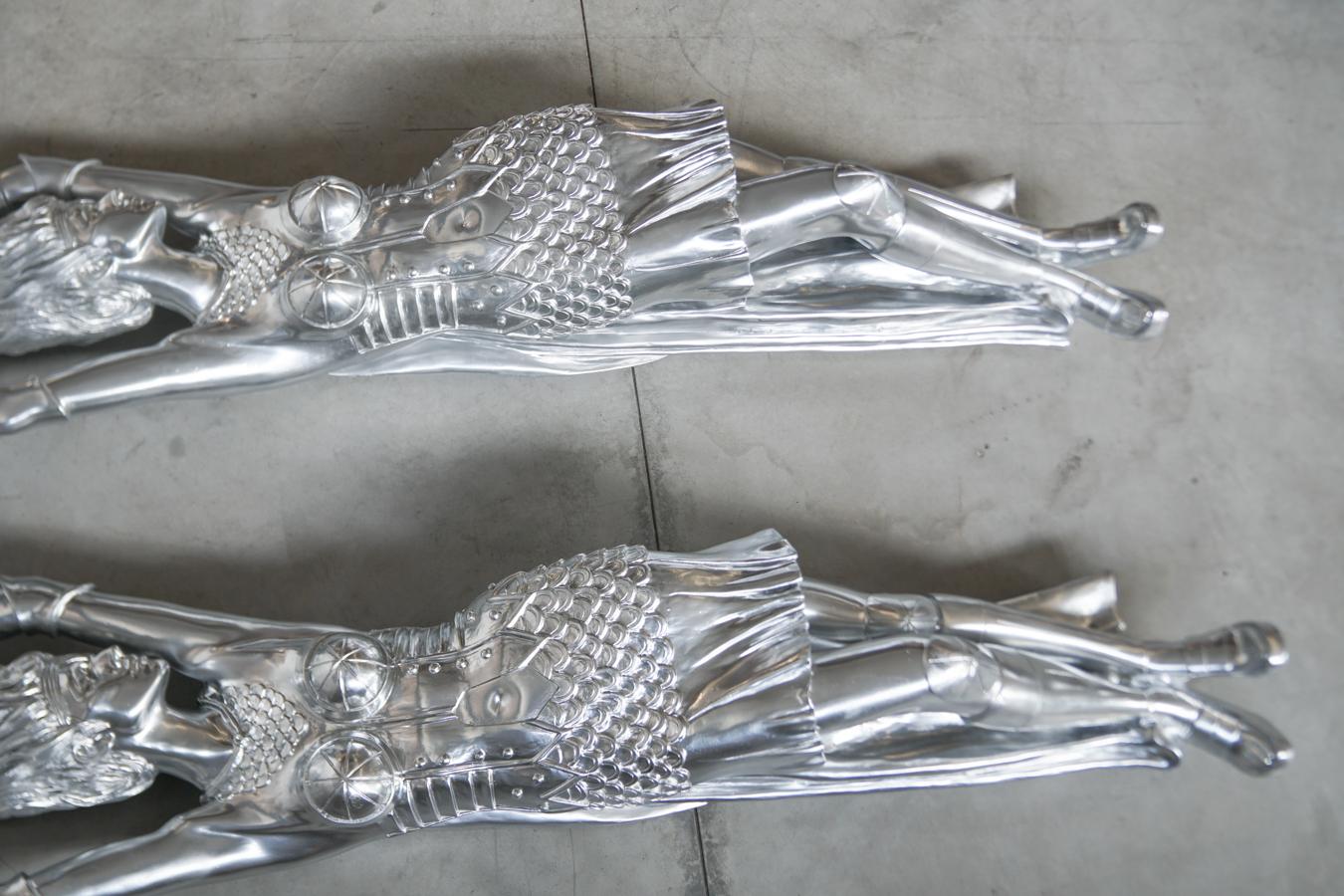 Late 20th Century Paire de grandes sculptures Art Déco en résine, récupérées sur un bateau de croisière des années 90 en vente
