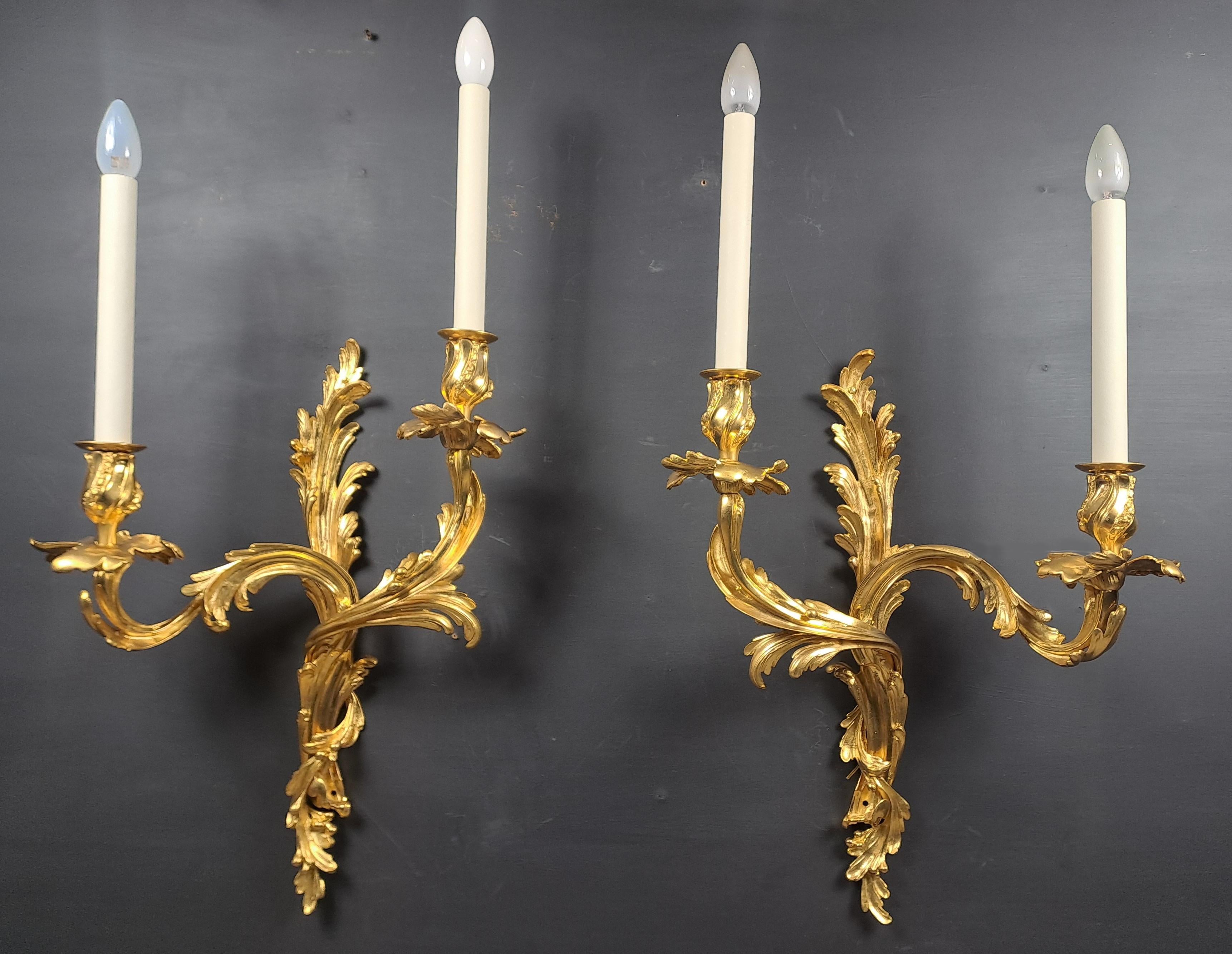 Paire de grandes lampes murales Rocaille en bronze doré en vente 2