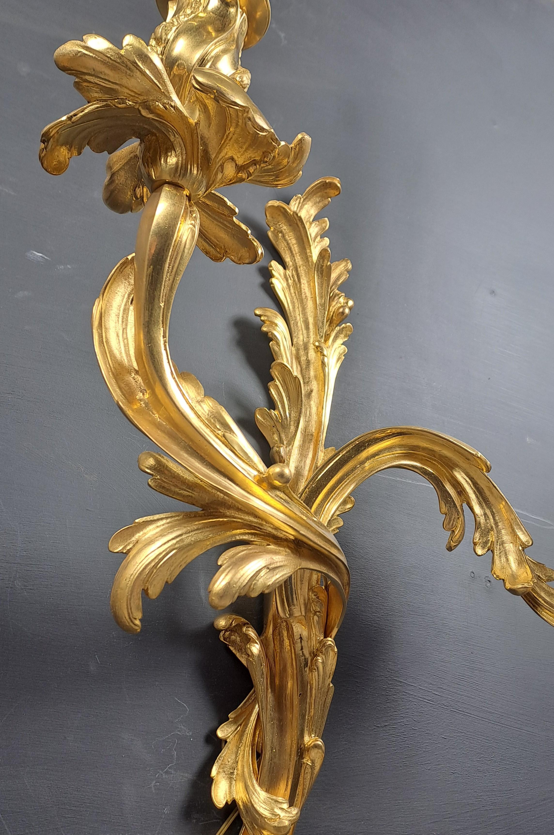 Paire de grandes lampes murales Rocaille en bronze doré en vente 3