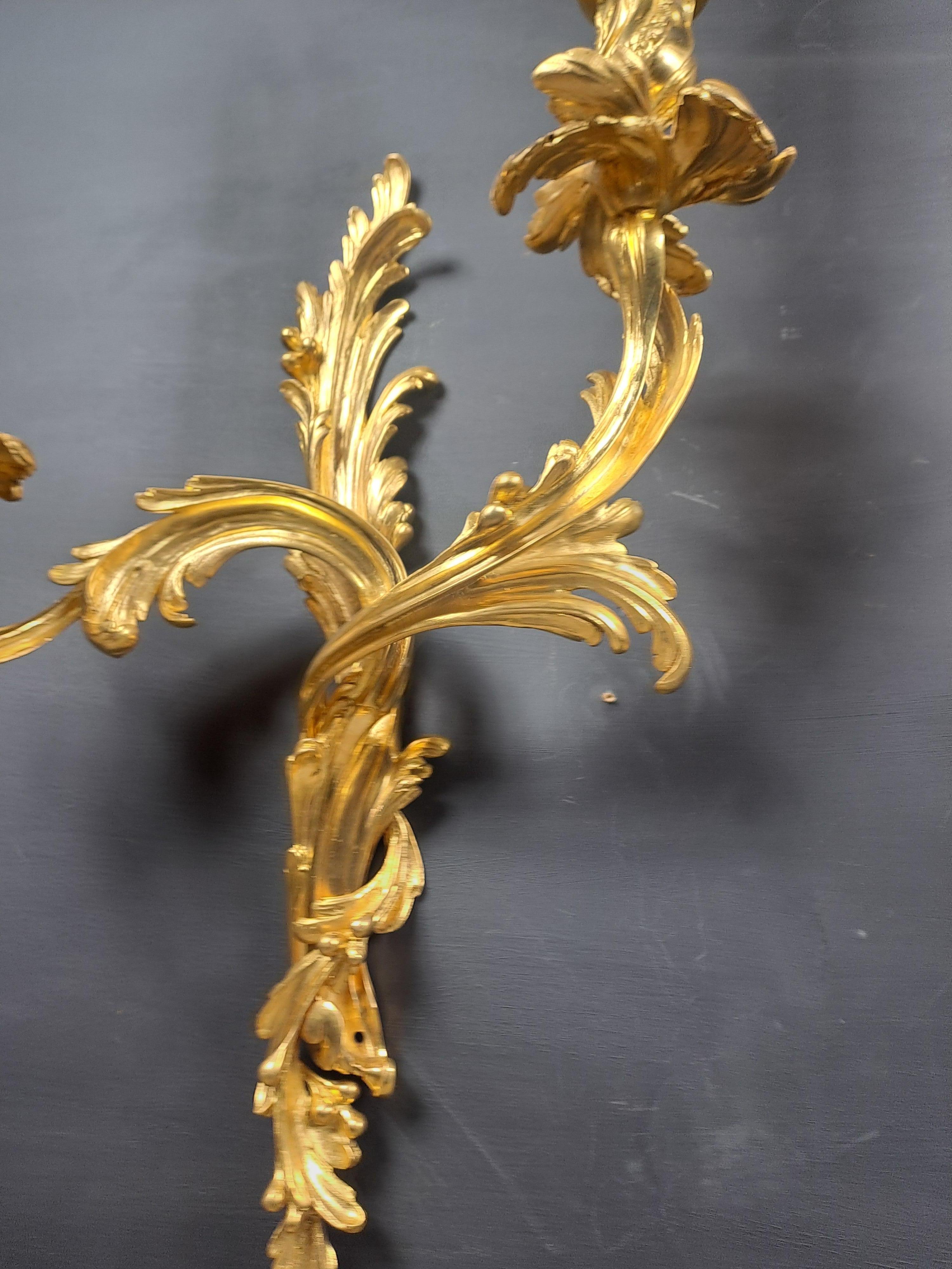 Paire de grandes lampes murales Rocaille en bronze doré en vente 4