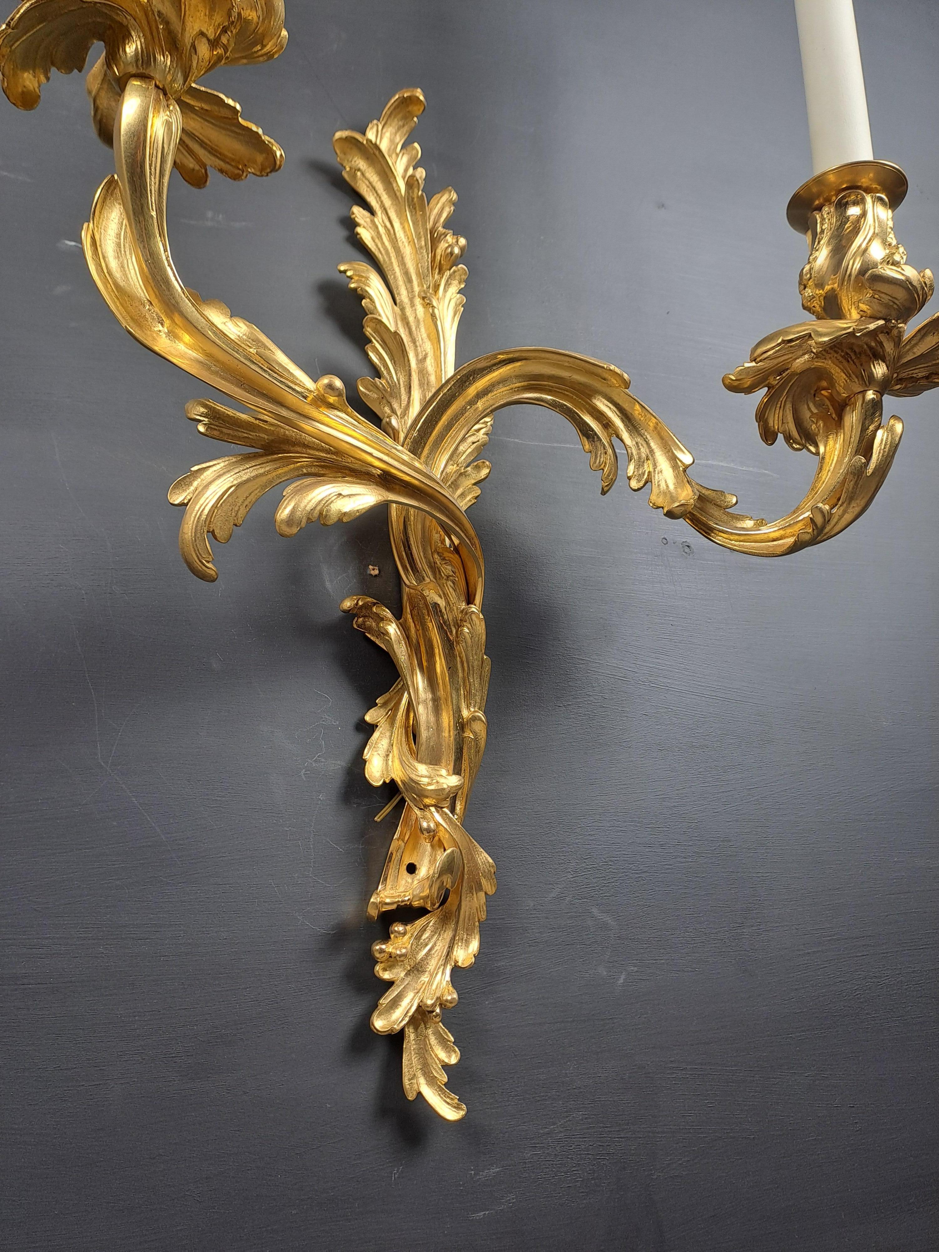 Paire de grandes lampes murales Rocaille en bronze doré en vente 5