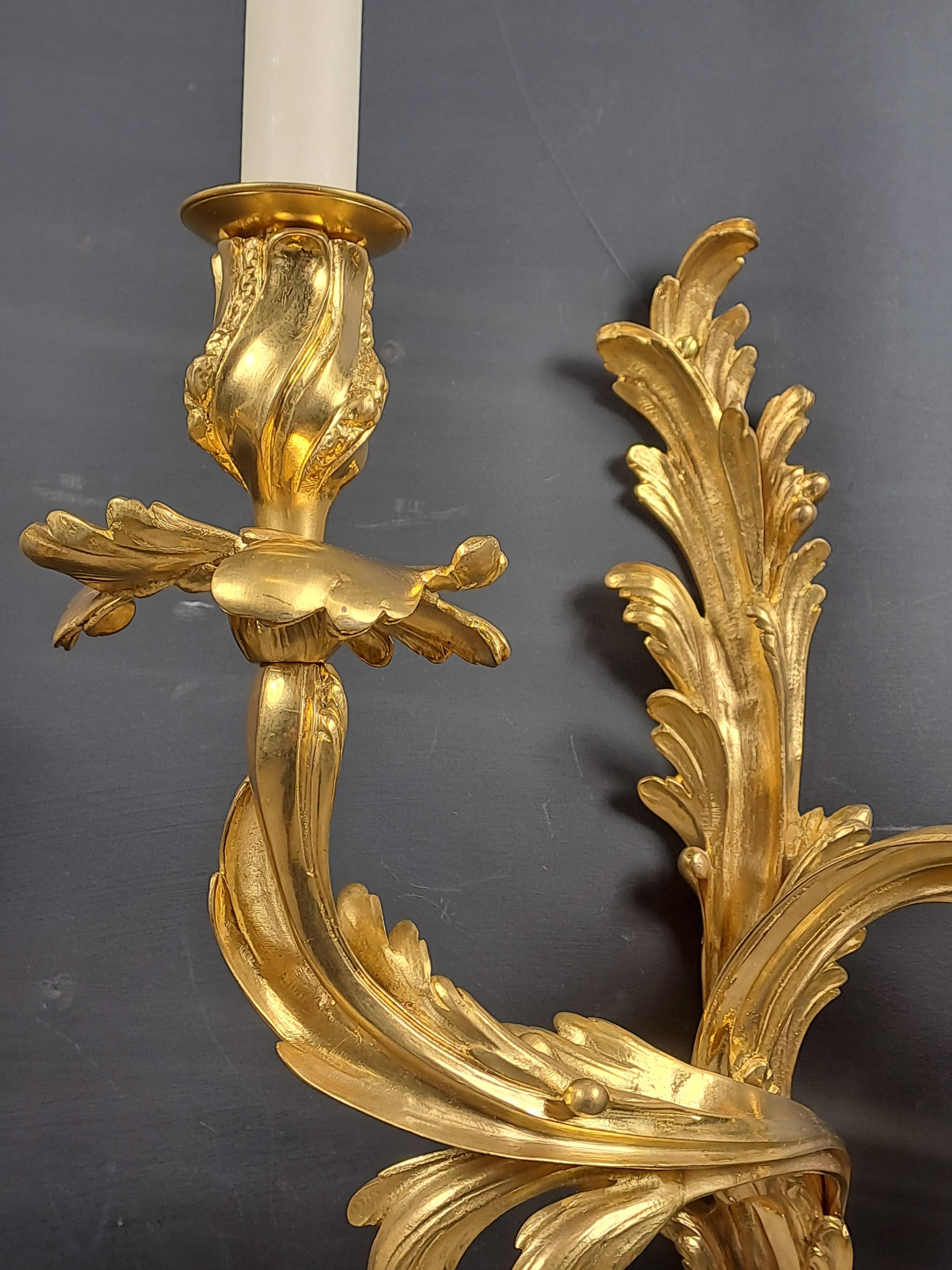 Doré Paire de grandes lampes murales Rocaille en bronze doré en vente