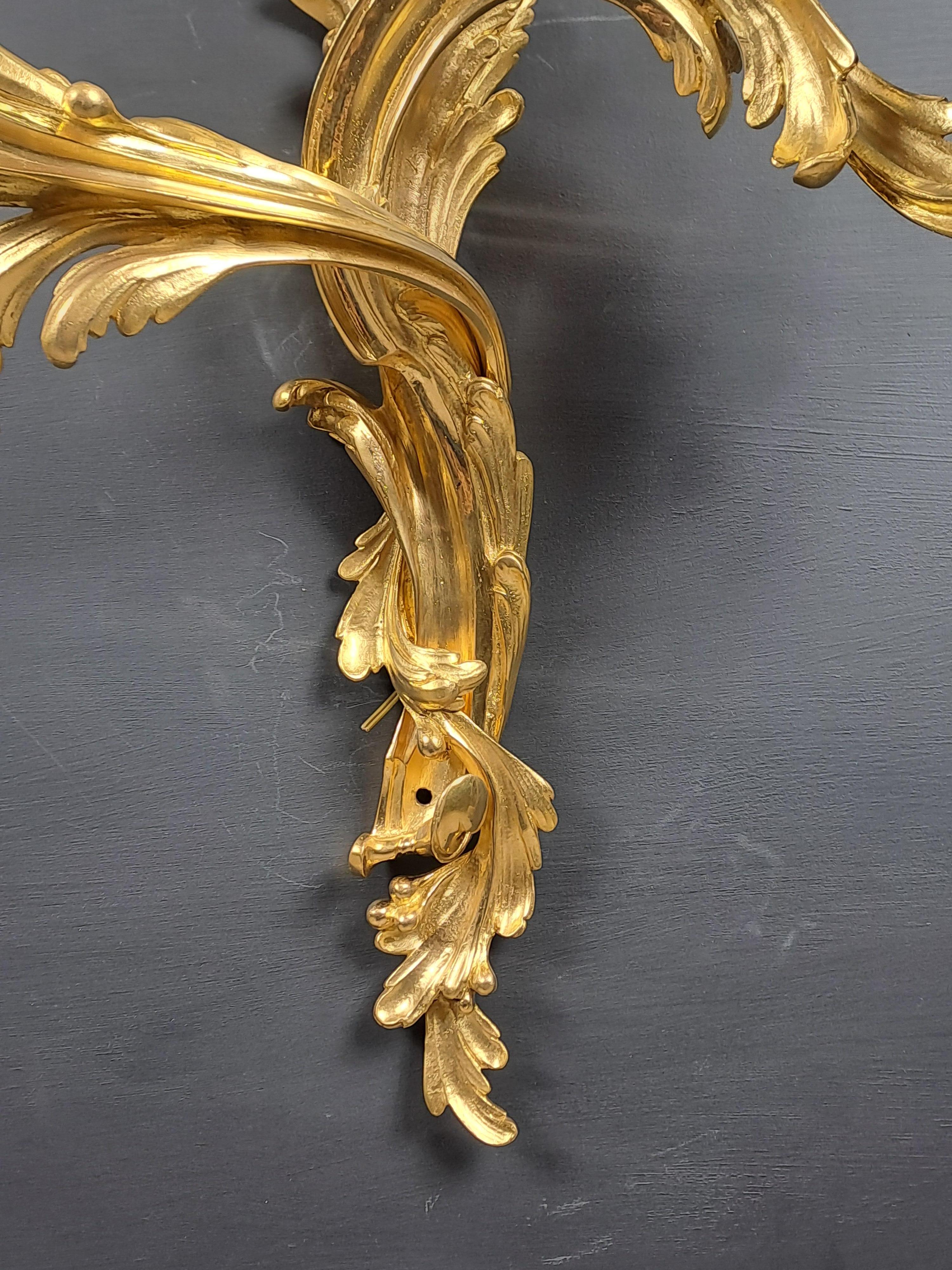 Paire de grandes lampes murales Rocaille en bronze doré Bon état - En vente à BARSAC, FR