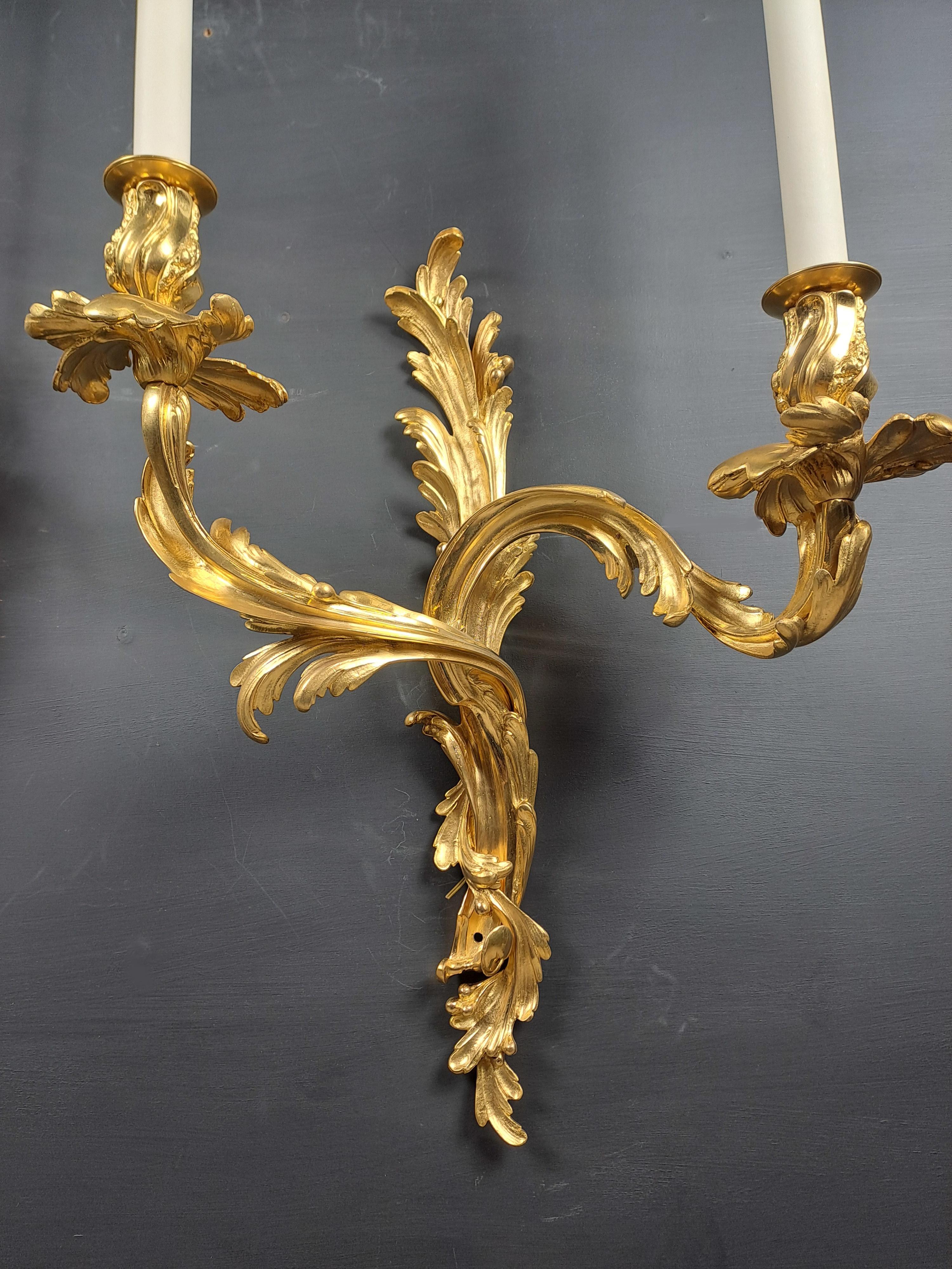 XIXe siècle Paire de grandes lampes murales Rocaille en bronze doré en vente