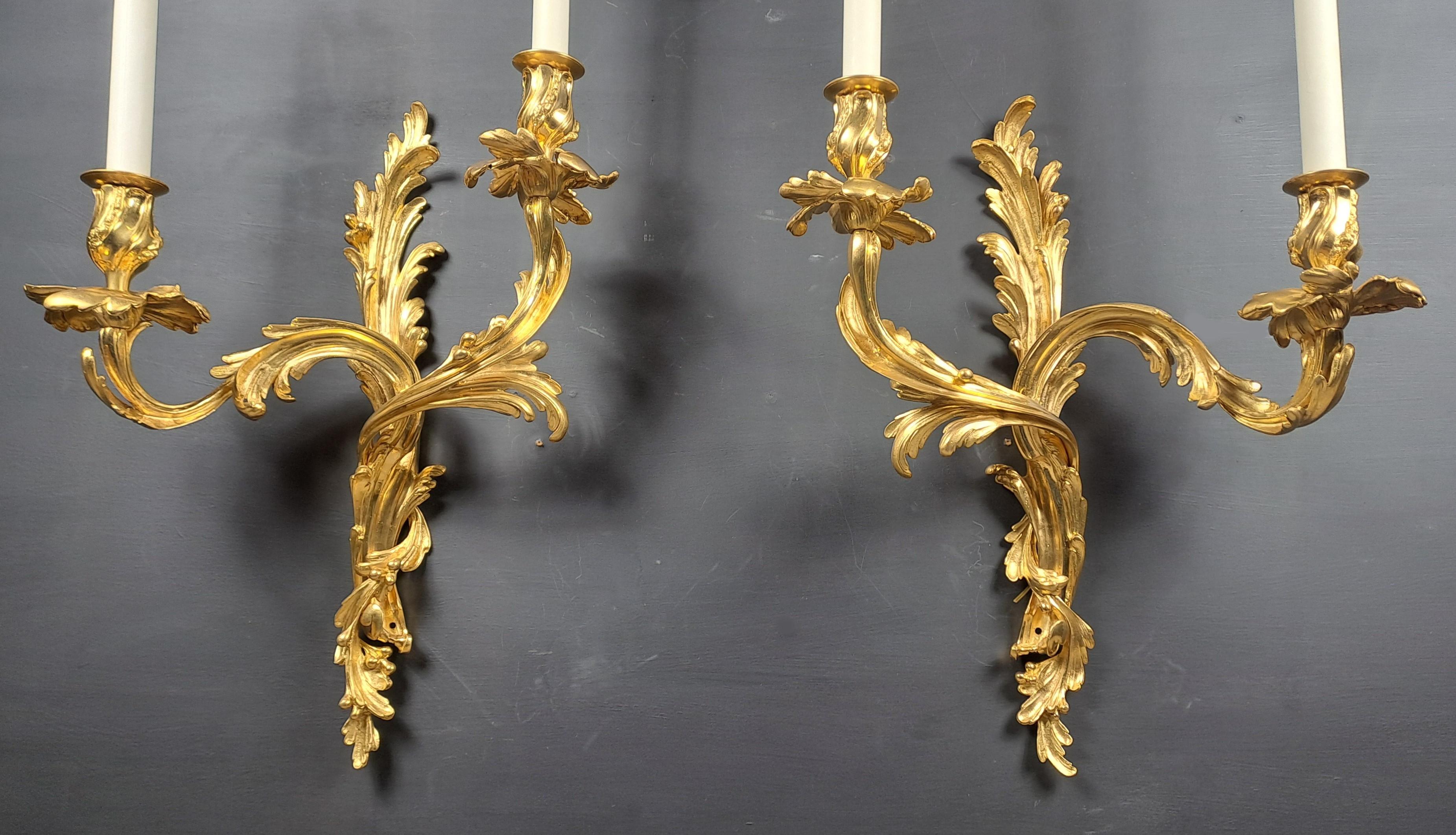Bronze Paire de grandes lampes murales Rocaille en bronze doré en vente