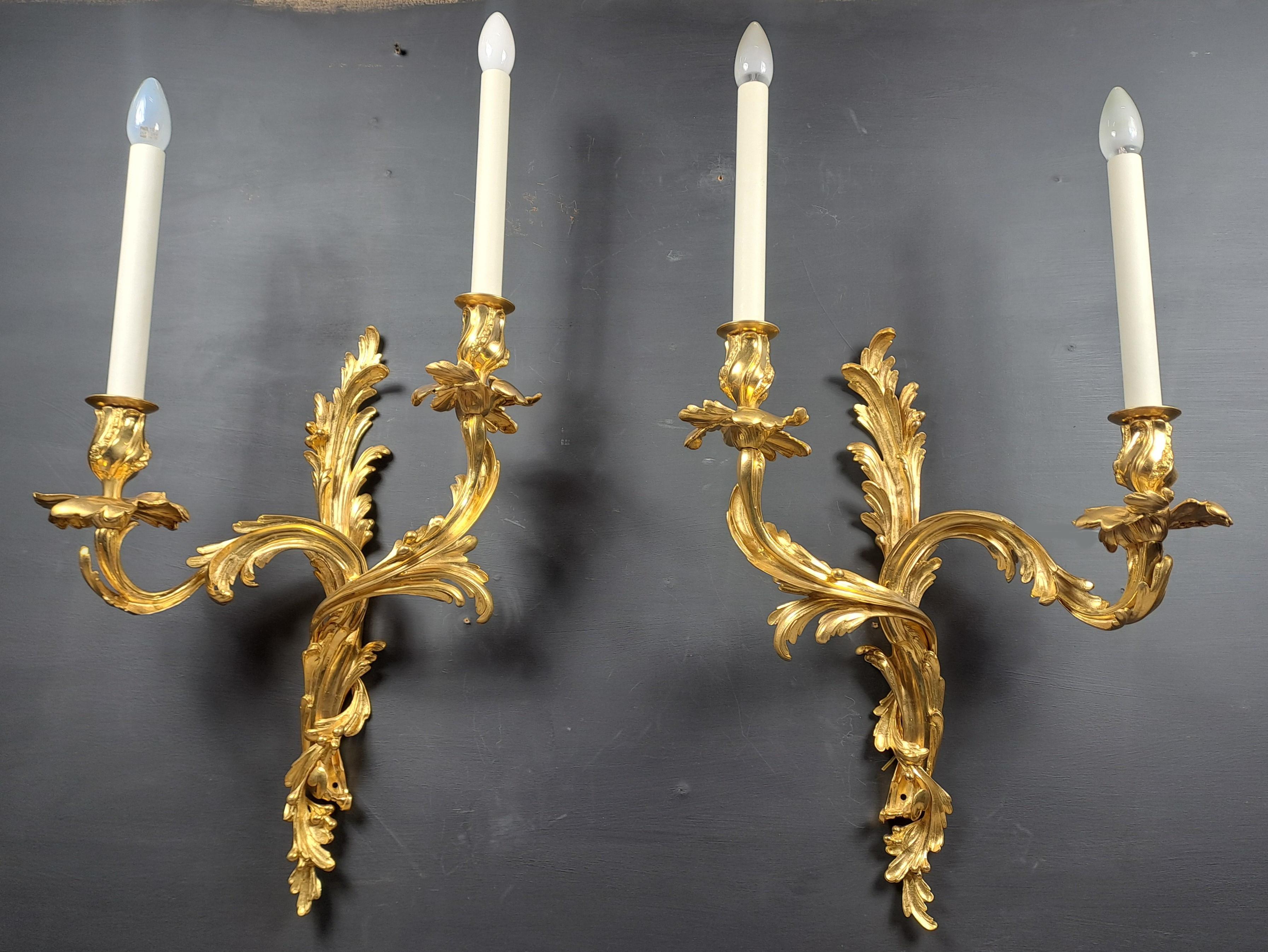 Paire de grandes lampes murales Rocaille en bronze doré en vente 1
