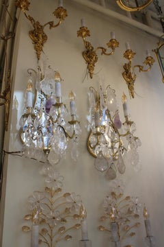 Coppia di grandi lampade da parete in cristallo di rocca e quarzo rosa con supporto a specchio