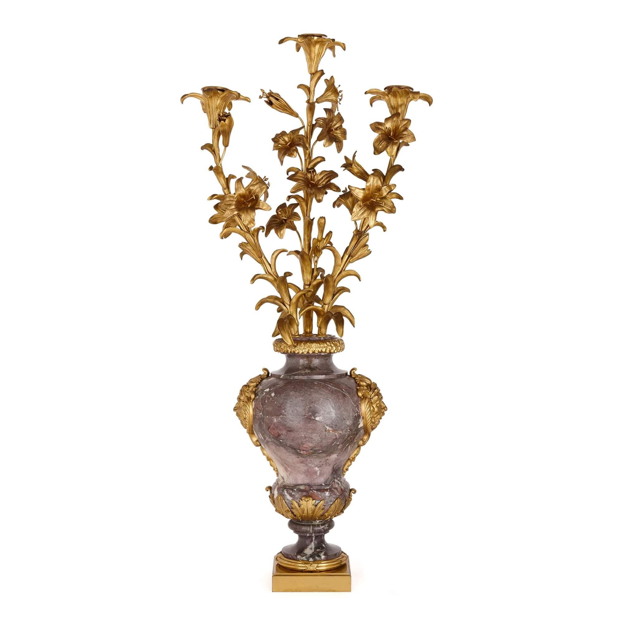 Luigi XV Coppia di grandi candelabri in stile rococò in bronzo dorato e marmo in vendita