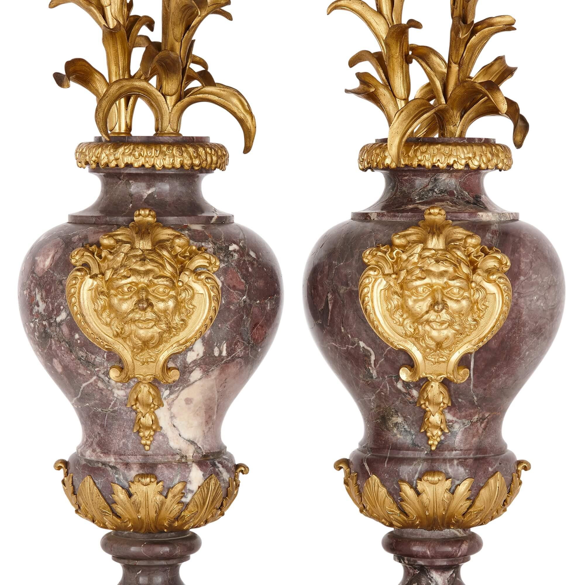 Francese Coppia di grandi candelabri in stile rococò in bronzo dorato e marmo in vendita