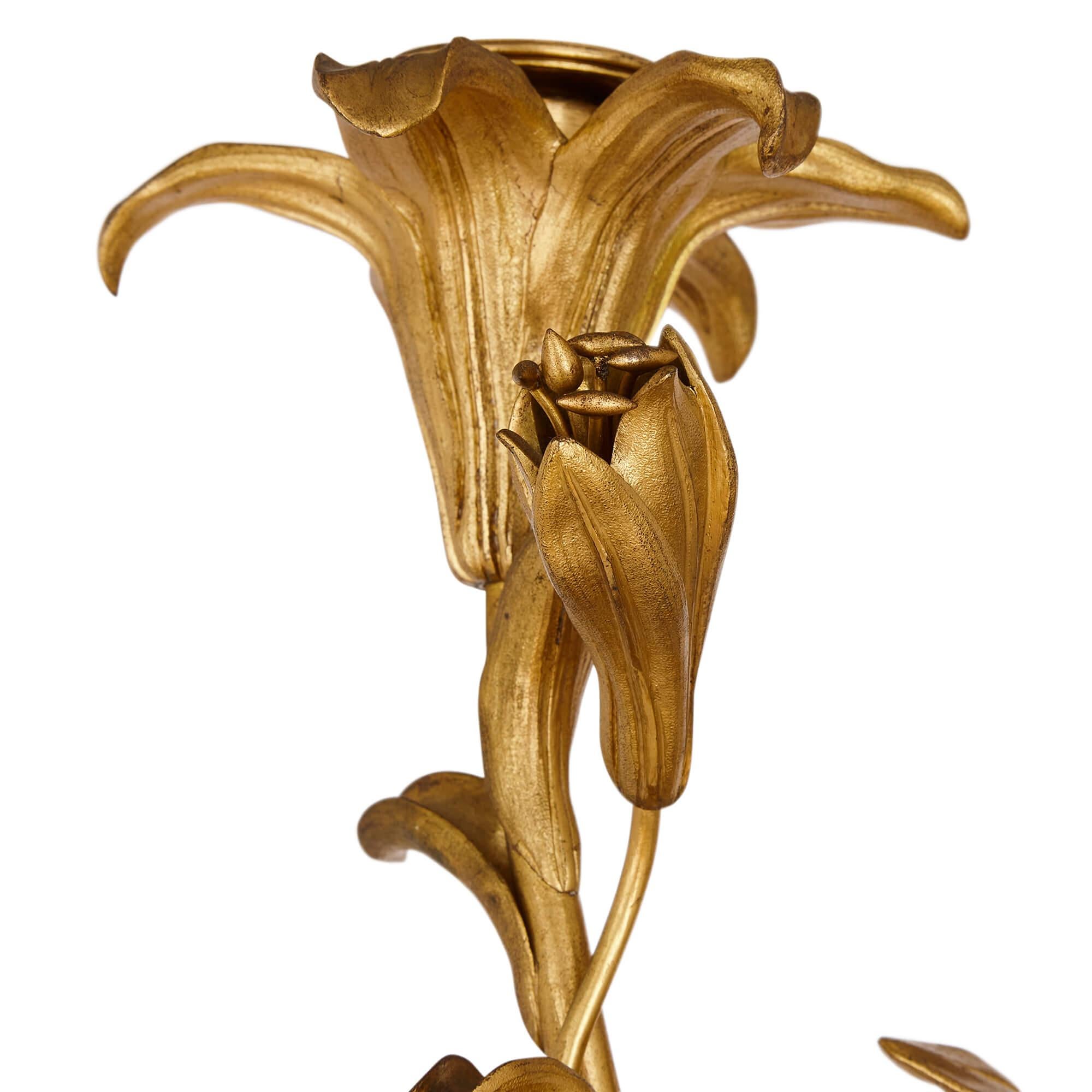 XIX secolo Coppia di grandi candelabri in stile rococò in bronzo dorato e marmo in vendita