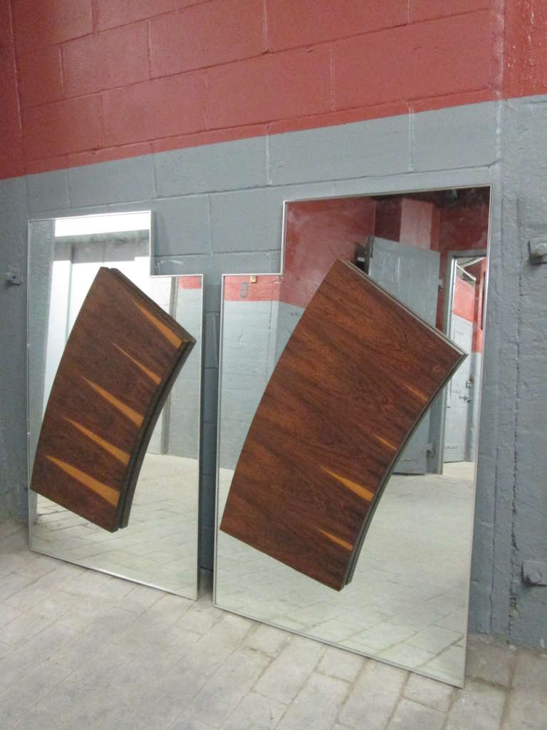 Paire de miroirs en bois de rose style Paul Evans pour Directional. Peut être suspendu verticalement ou horizontalement.