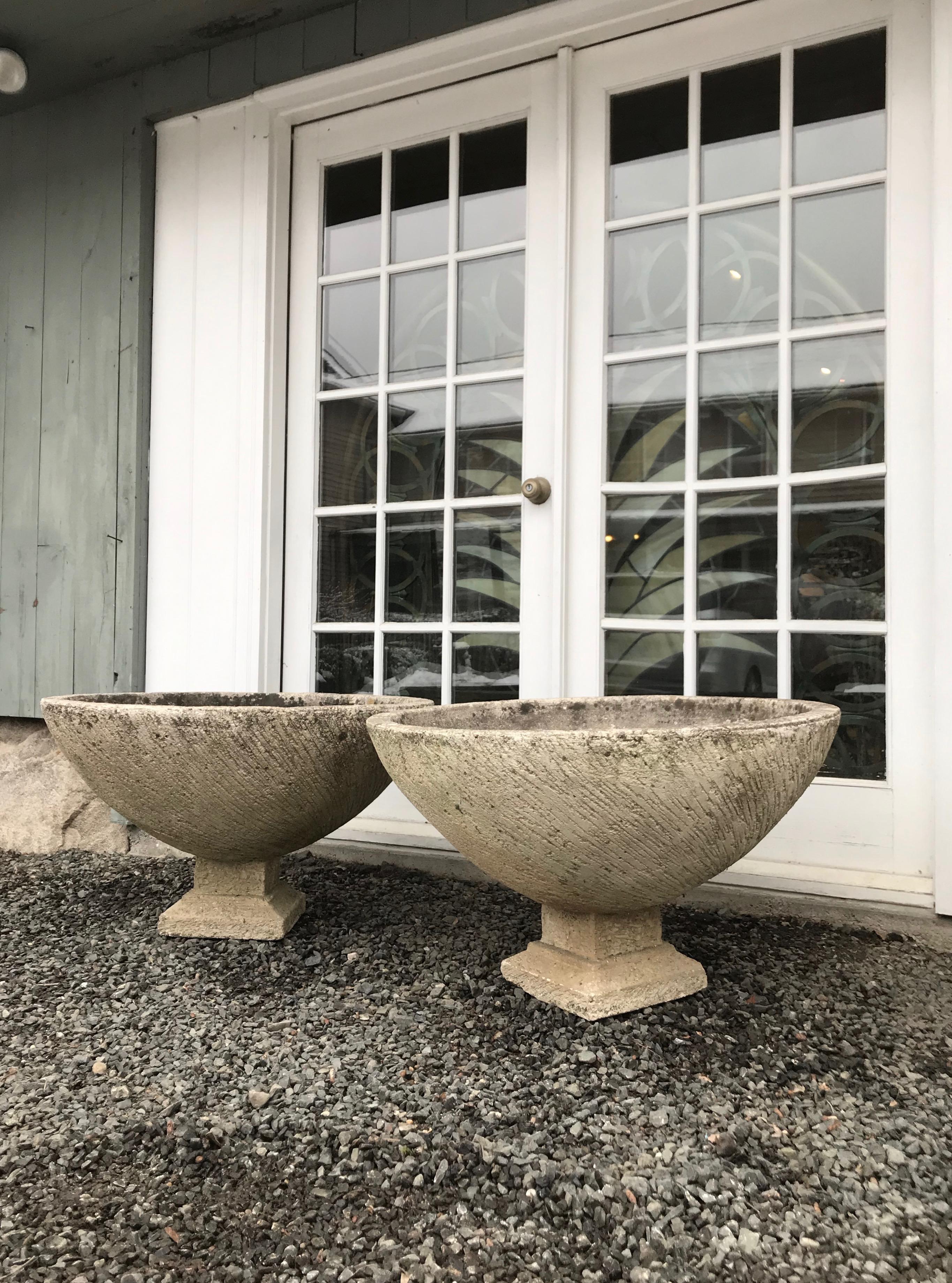 Pair of Large Round French Cast Stone Bowl Planters on Integral Feet #1 (Moderne der Mitte des Jahrhunderts)