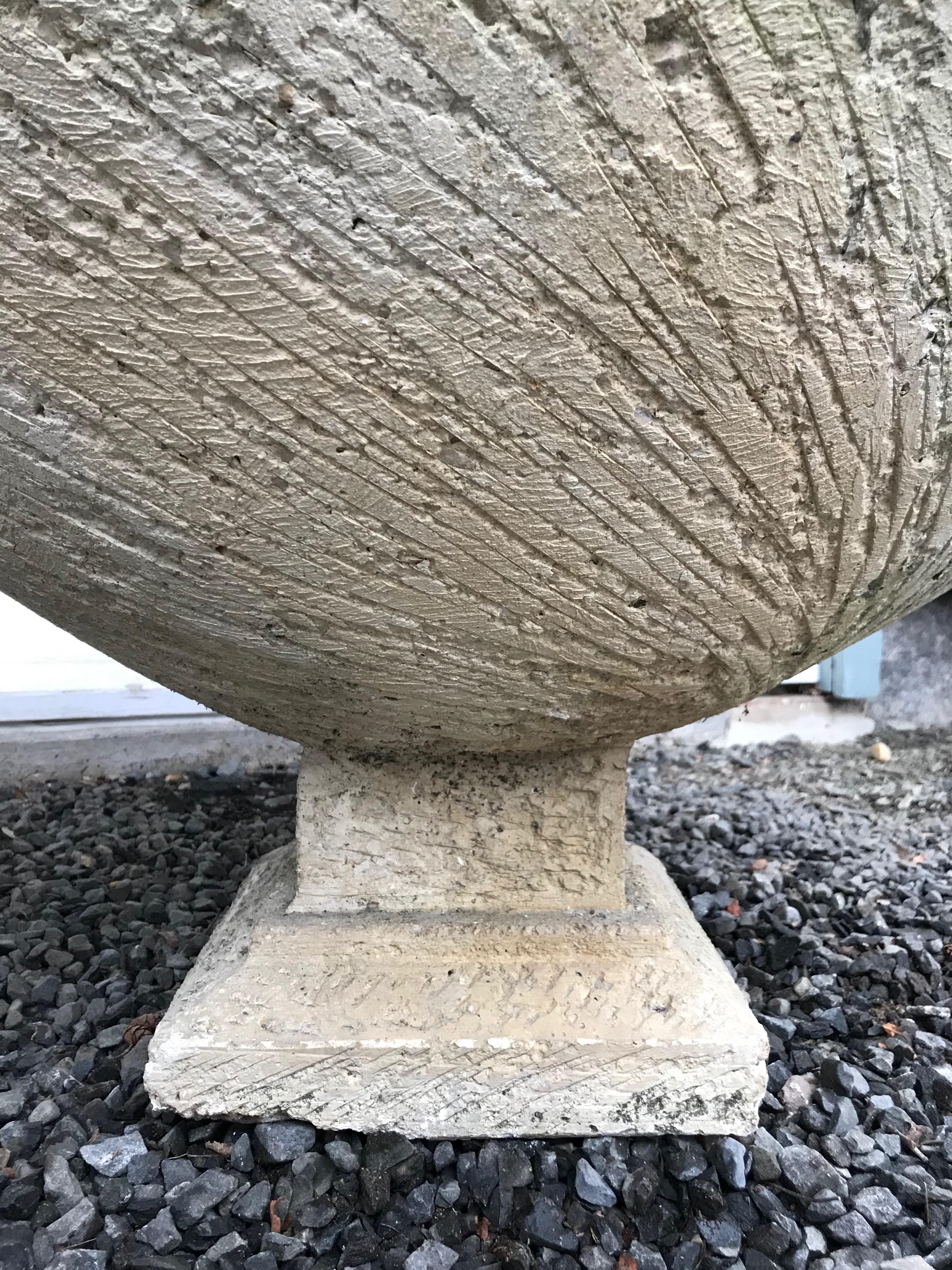 Pair of Large Round French Cast Stone Bowl Planters on Integral Feet #1 (20. Jahrhundert)