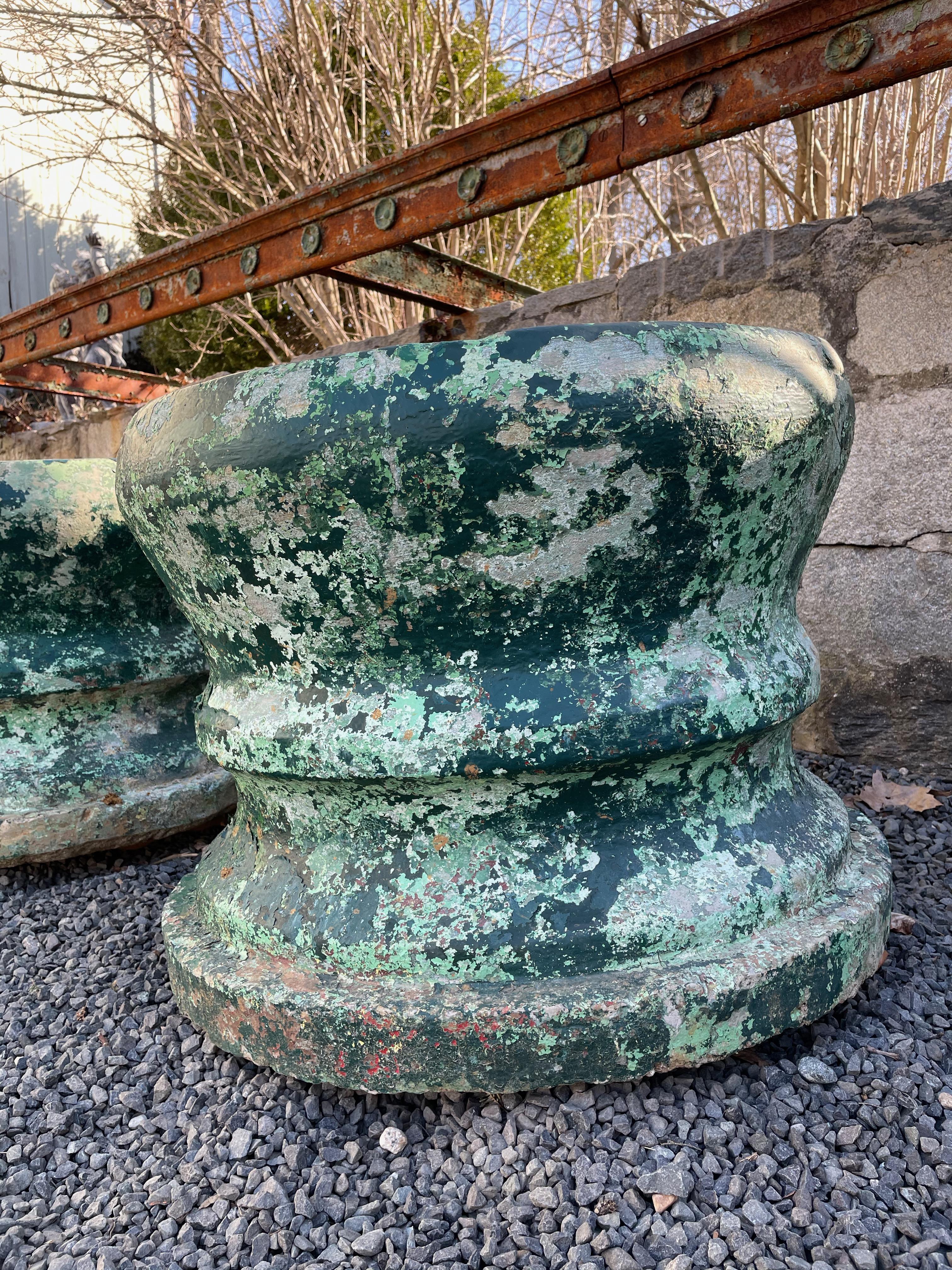 Favolosa coppia di grandi fioriere rotonde francesi in pietra fusa con superficie dipinta in verde in vendita 2