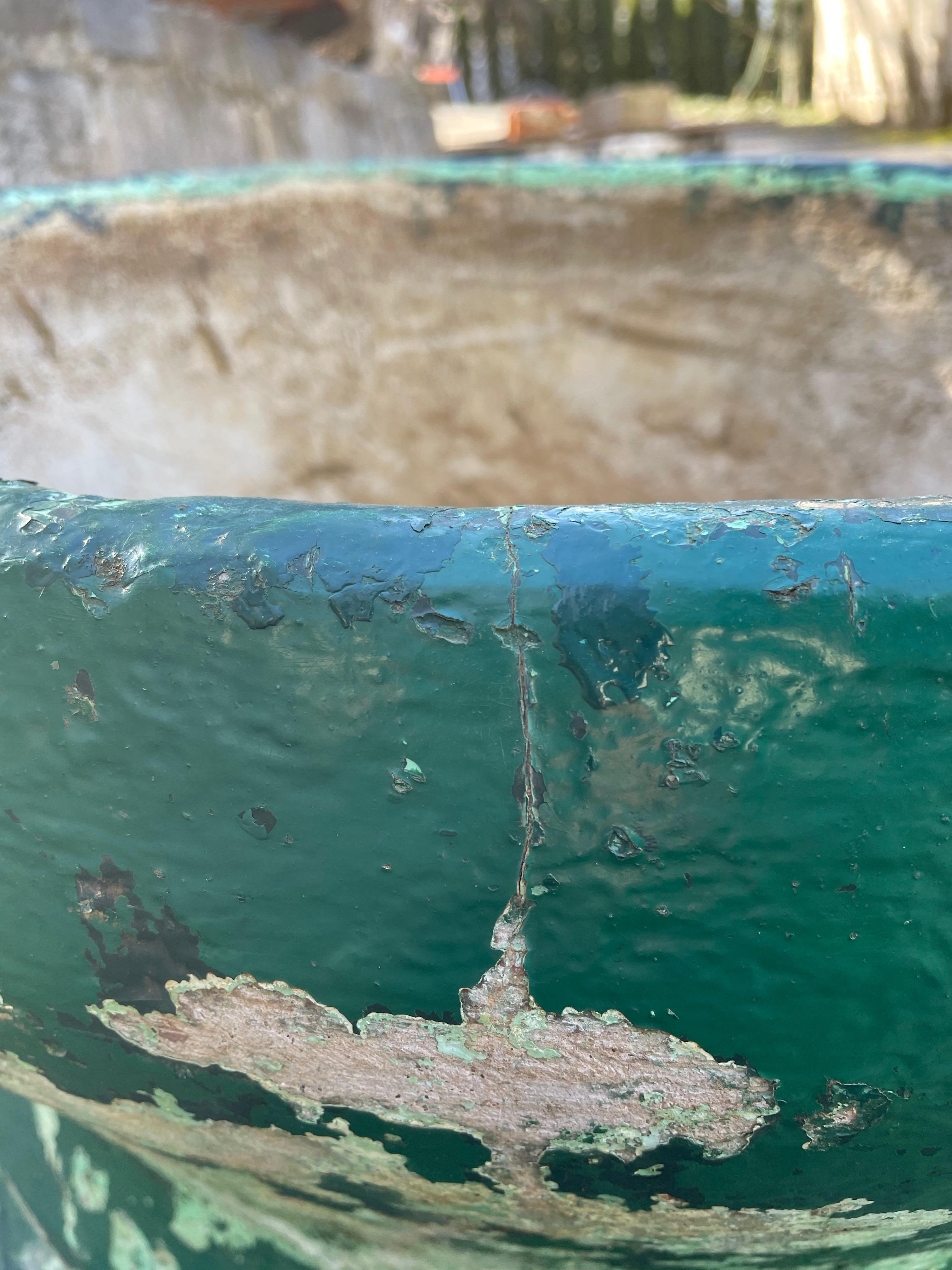 Favolosa coppia di grandi fioriere rotonde francesi in pietra fusa con superficie dipinta in verde in vendita 3