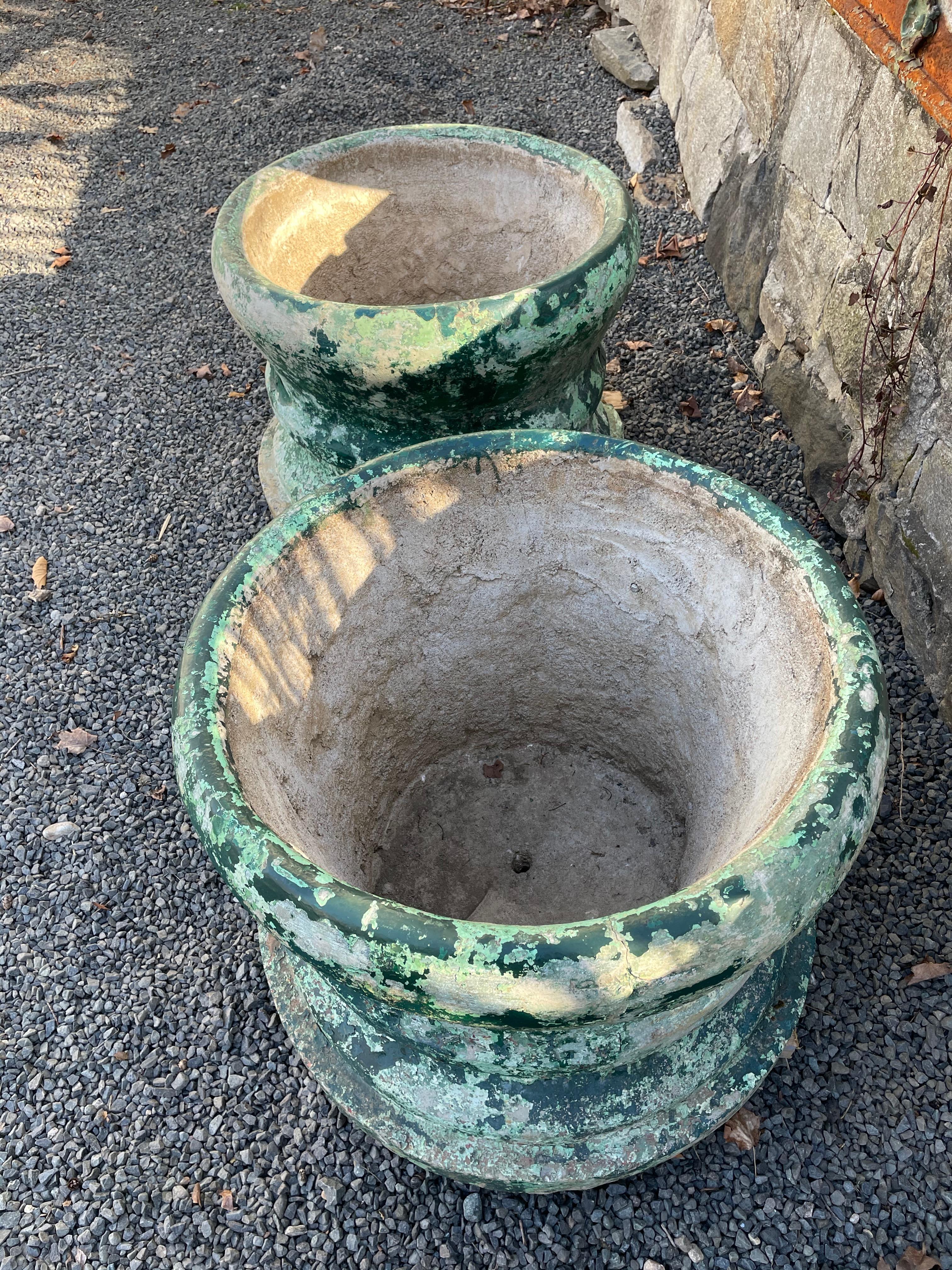 Francese Favolosa coppia di grandi fioriere rotonde francesi in pietra fusa con superficie dipinta in verde in vendita