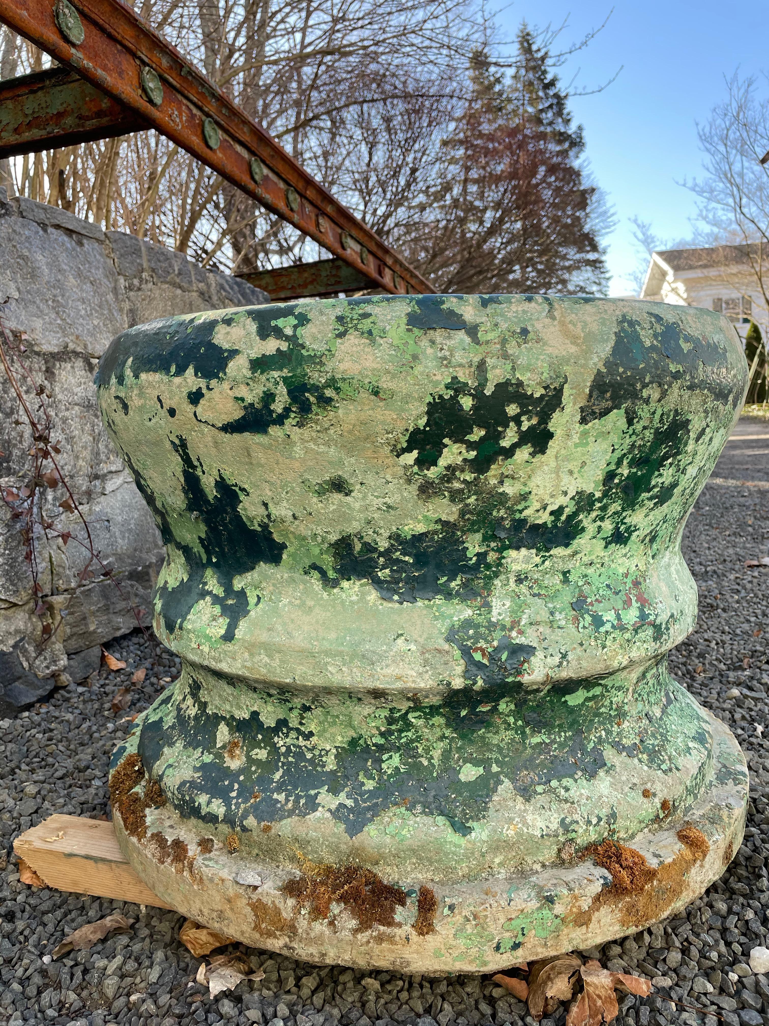 Favolosa coppia di grandi fioriere rotonde francesi in pietra fusa con superficie dipinta in verde In condizioni buone in vendita a Woodbury, CT