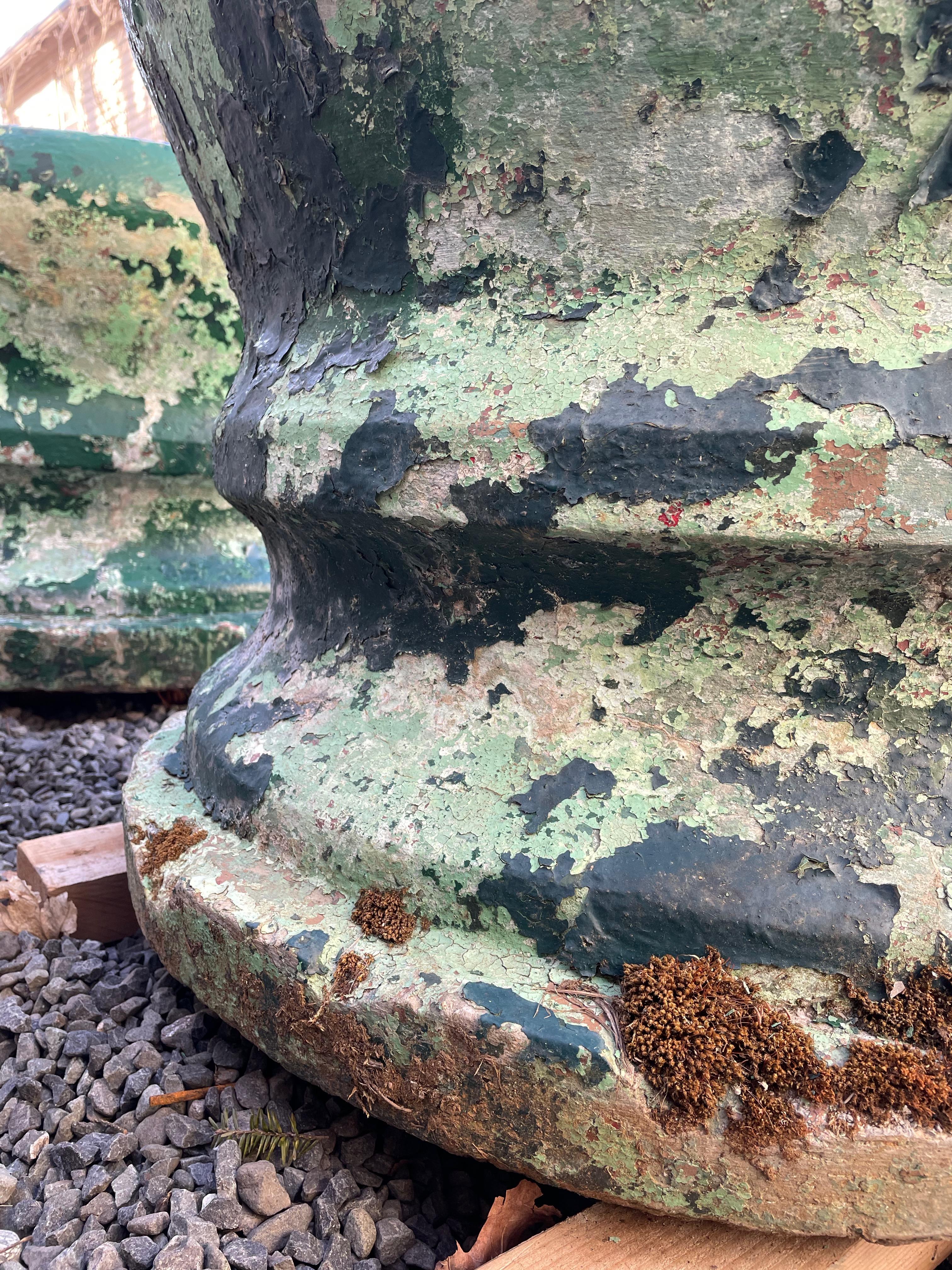 XX secolo Favolosa coppia di grandi fioriere rotonde francesi in pietra fusa con superficie dipinta in verde in vendita