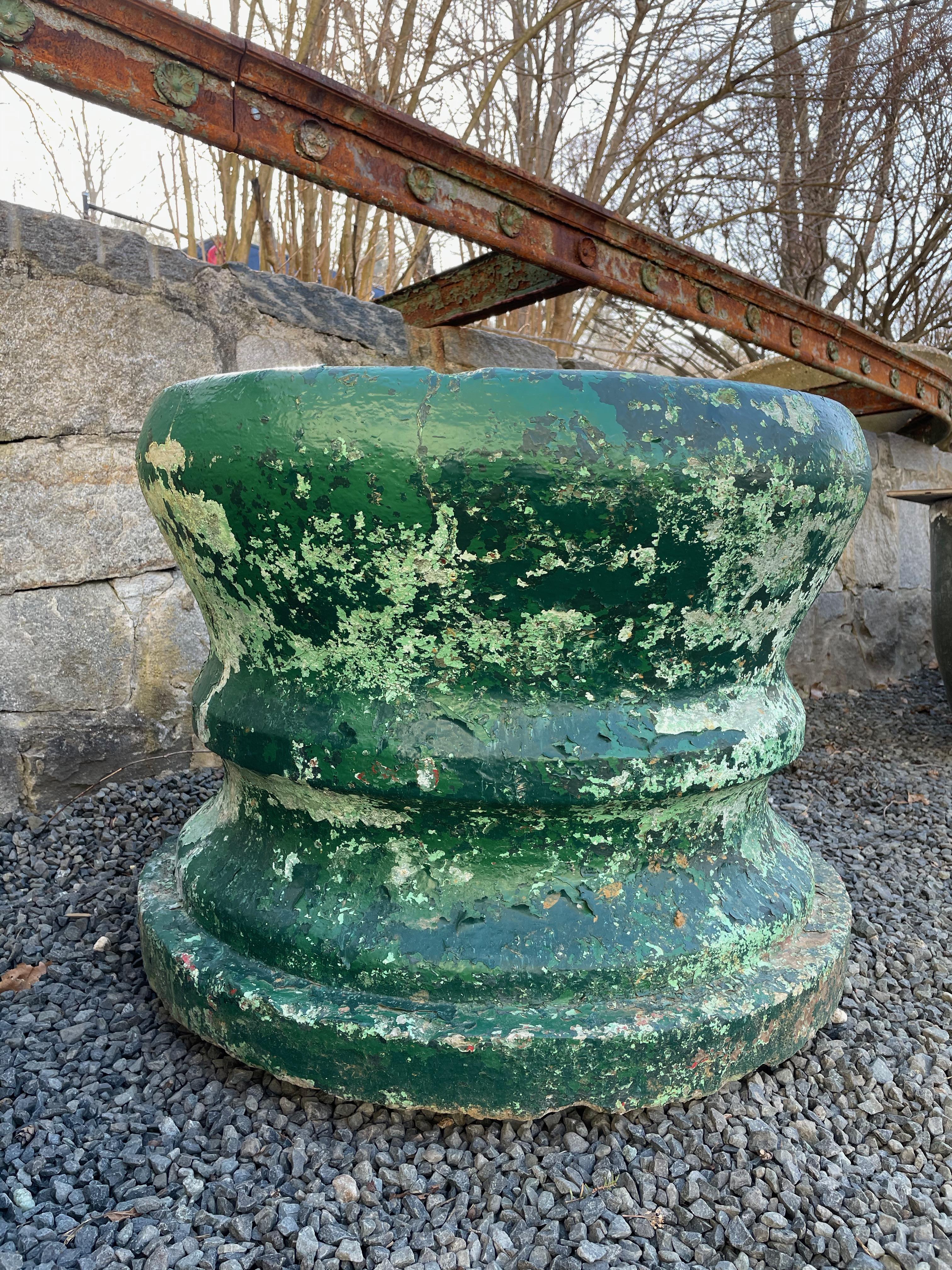Favolosa coppia di grandi fioriere rotonde francesi in pietra fusa con superficie dipinta in verde in vendita 1