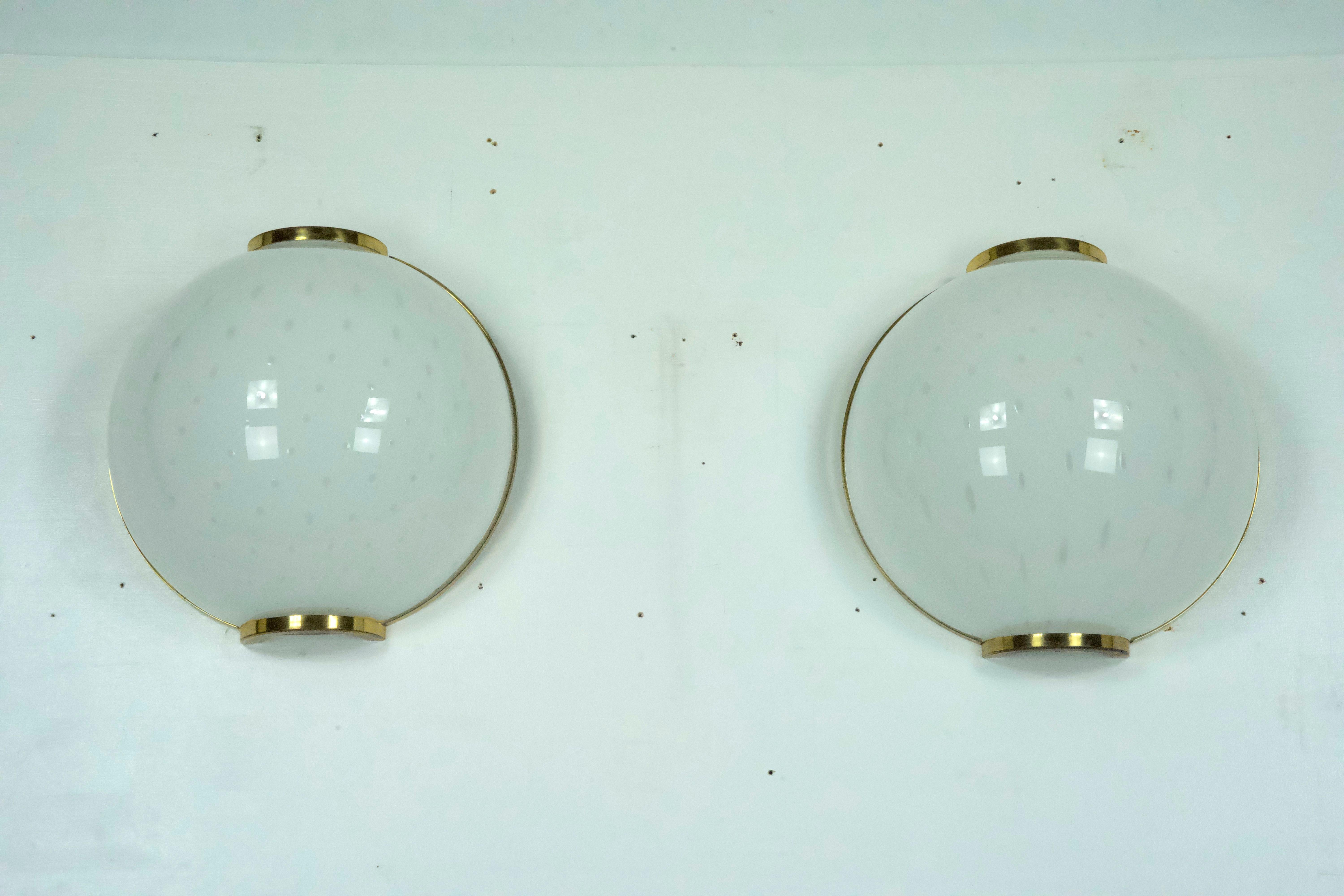 Pair of large round murano bullicante glass sconces with brass. Italy 1970s For Sale 3
