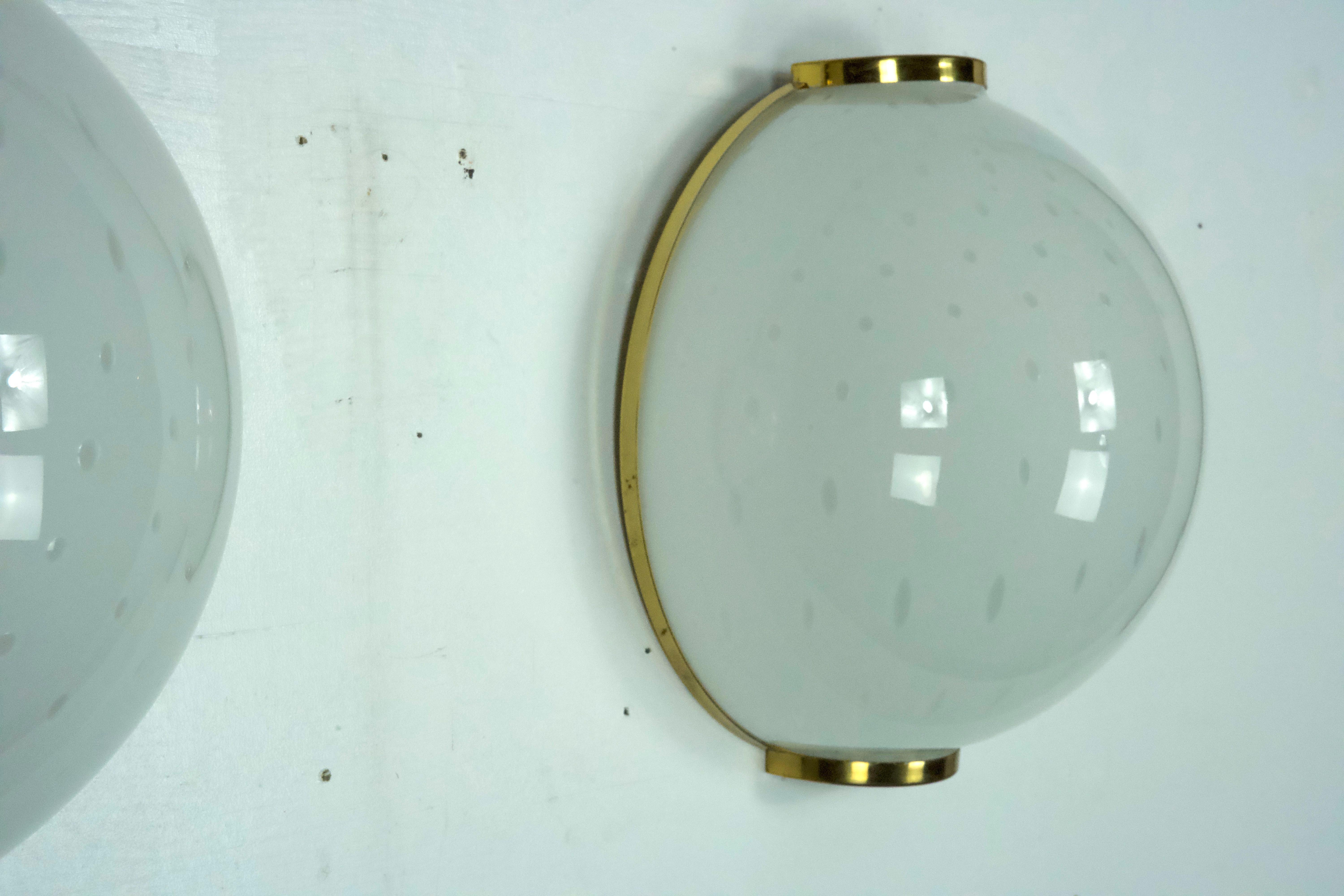 Pair of large round murano bullicante glass sconces with brass. Italy 1970s For Sale 4